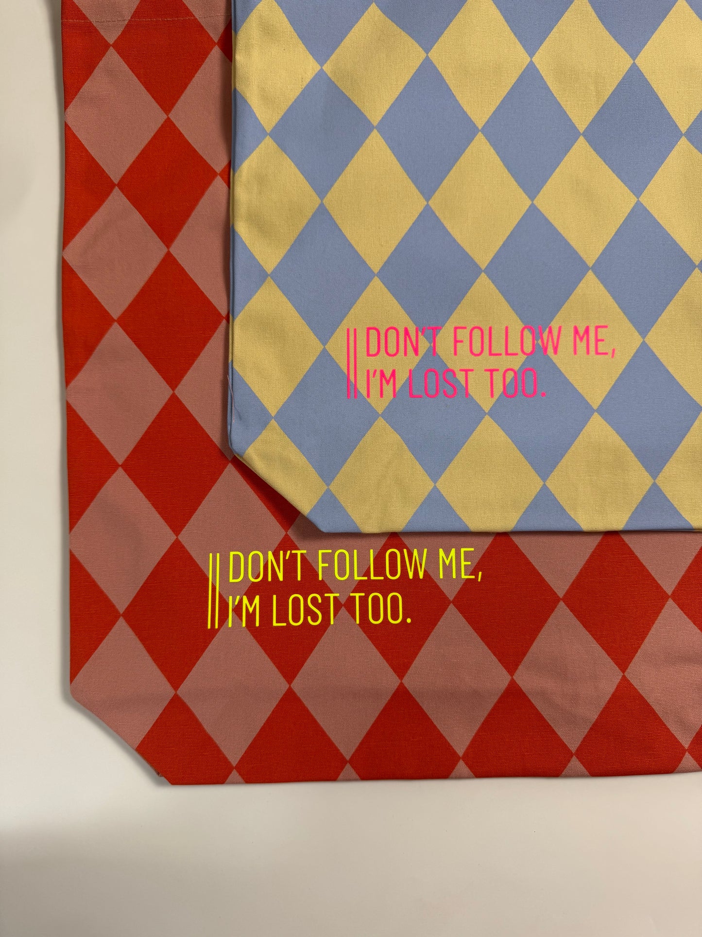 Einkaufstasche 'Don't follow me...' Raute Hellblau / Neon Pink