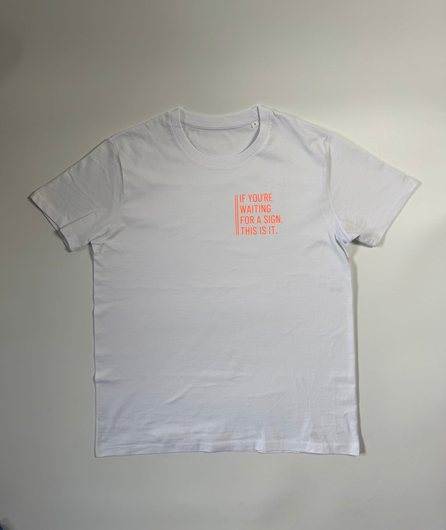 T-Shirt Unisex 'If you're waiting for a sign, this is it.': weiß / neon orange