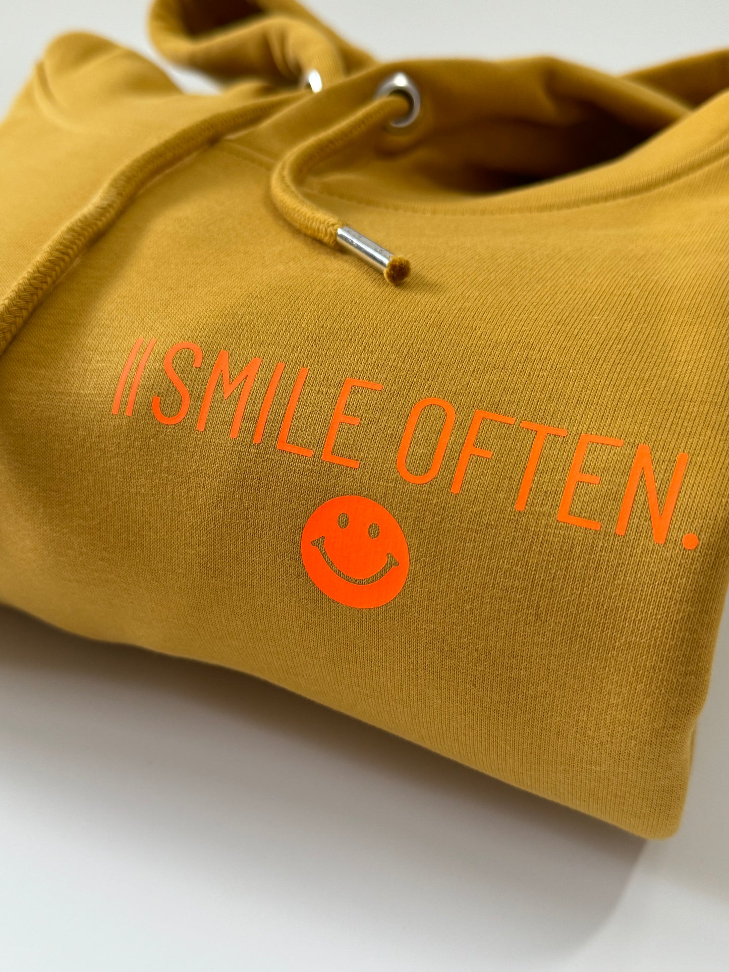 Hoodie Unisex 'Smile often.': Senf / Neon Orange