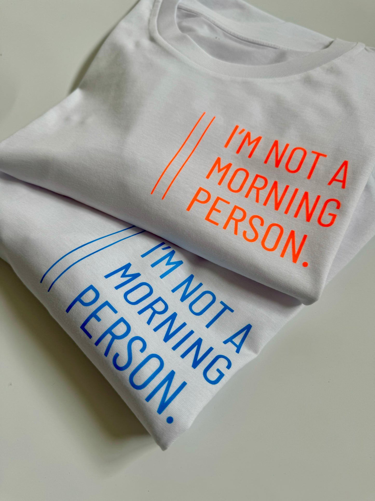 T-Shirt Unisex 'I’m not a morning person.‘: weiß / neon blau