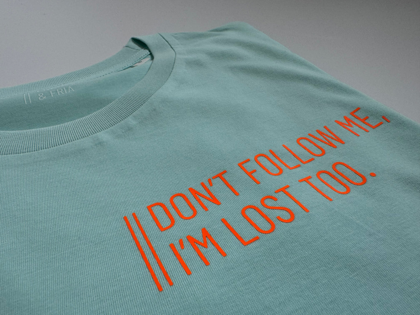 T-Shirt Unisex 'Don’t follow me, I’m lost too.‘ Caribbean Blue / Neon Orange