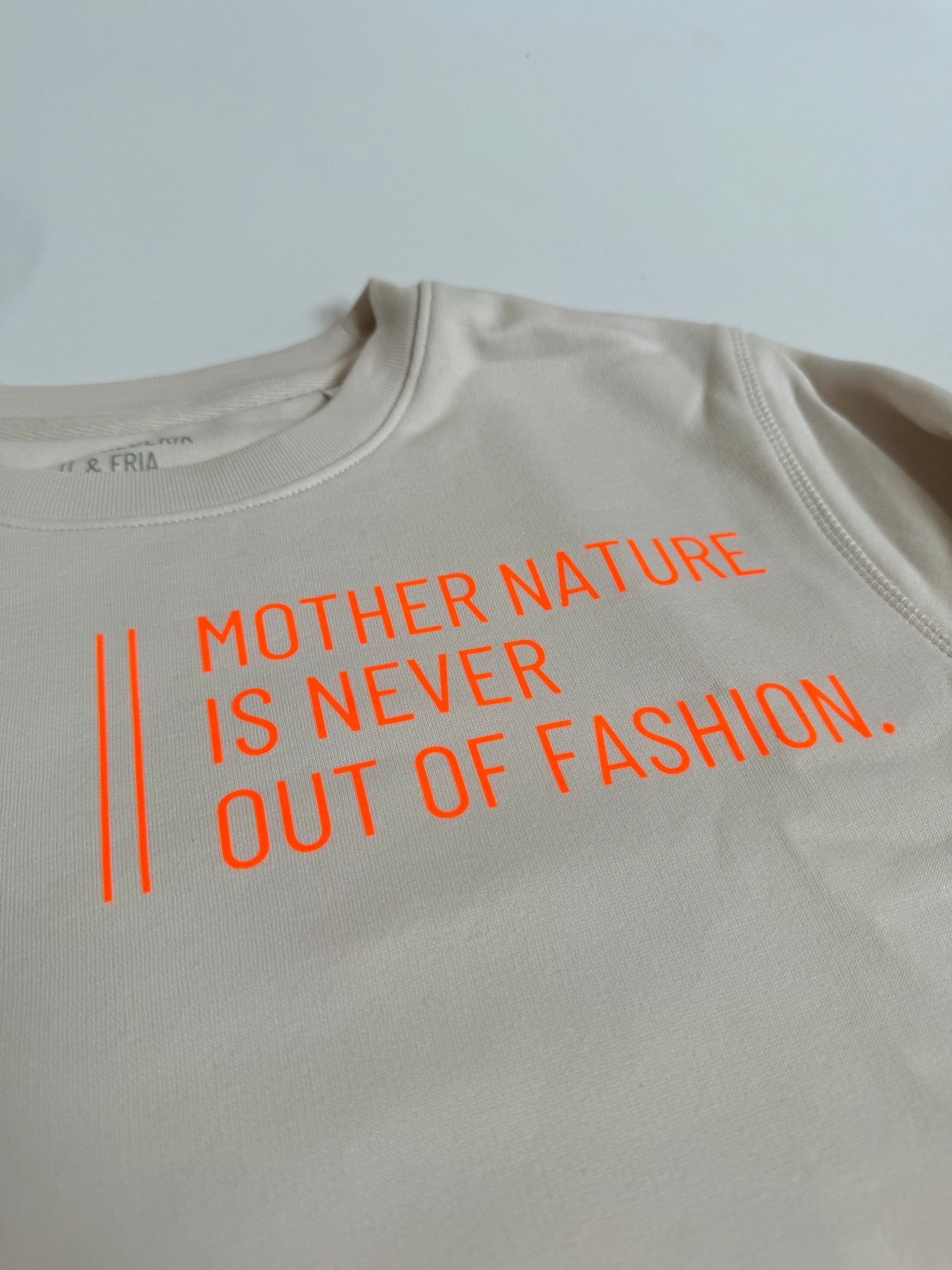 Sweatshirt Unisex 'Mother nature is never out of fashion.': Vintage White / Neon Orange