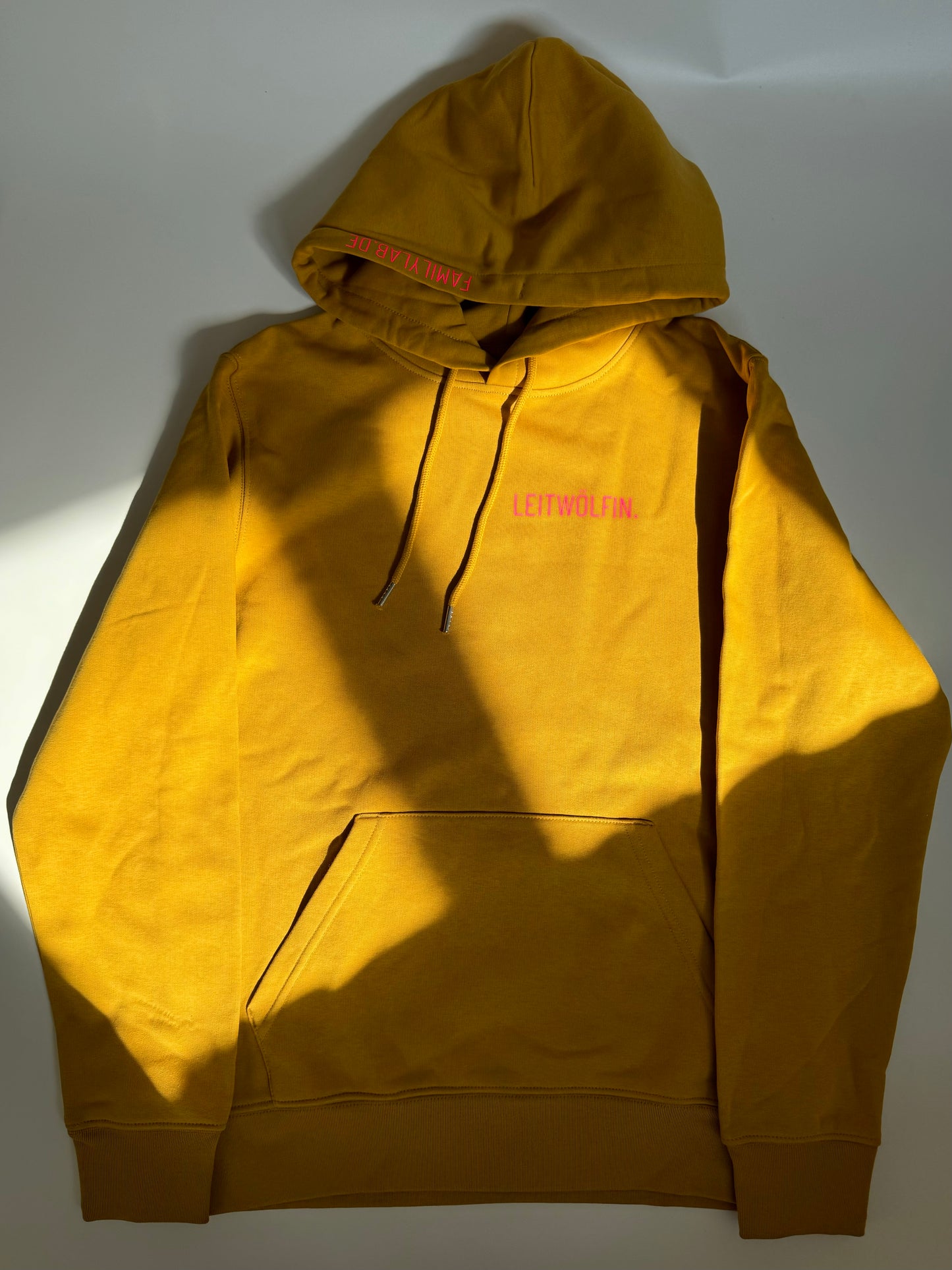 Hoodie Unisex 'Leitwölfin / Leitwolf.': Senfgelb / Neon Pink