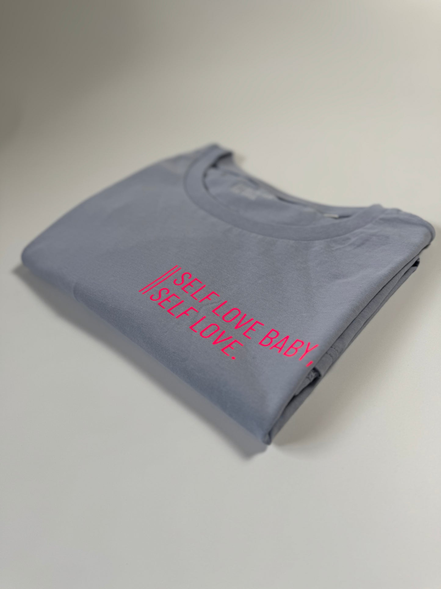 Frauen-Shirt ‚Self love baby, self love.‘: serene blue/ neon pink