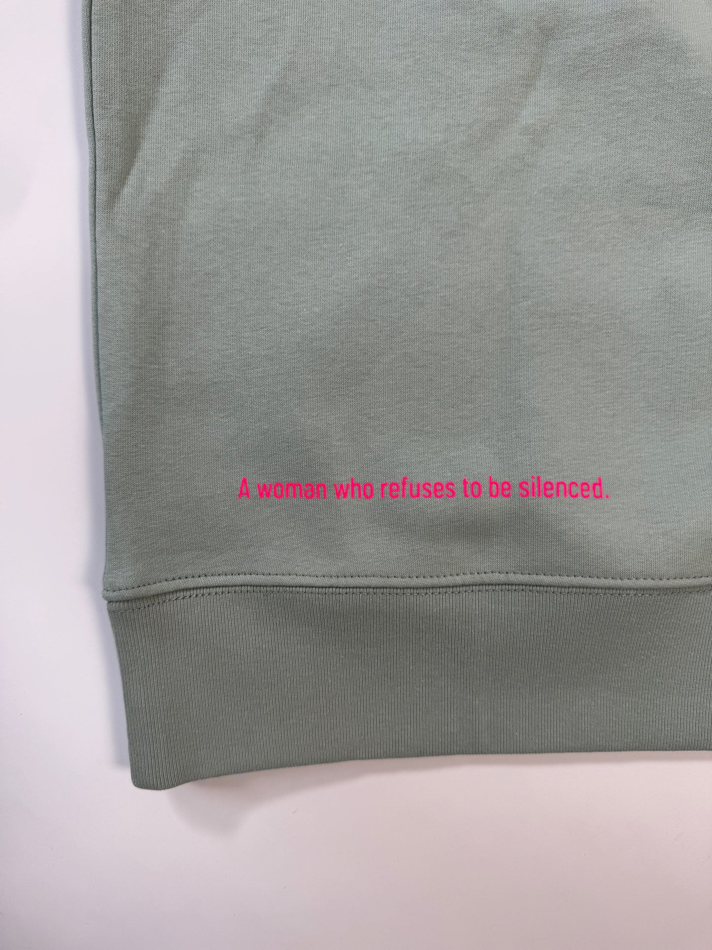 Hoodie Unisex 'Unshushable / Unüberhörbar.': Senf, Aloe / Neon Pink