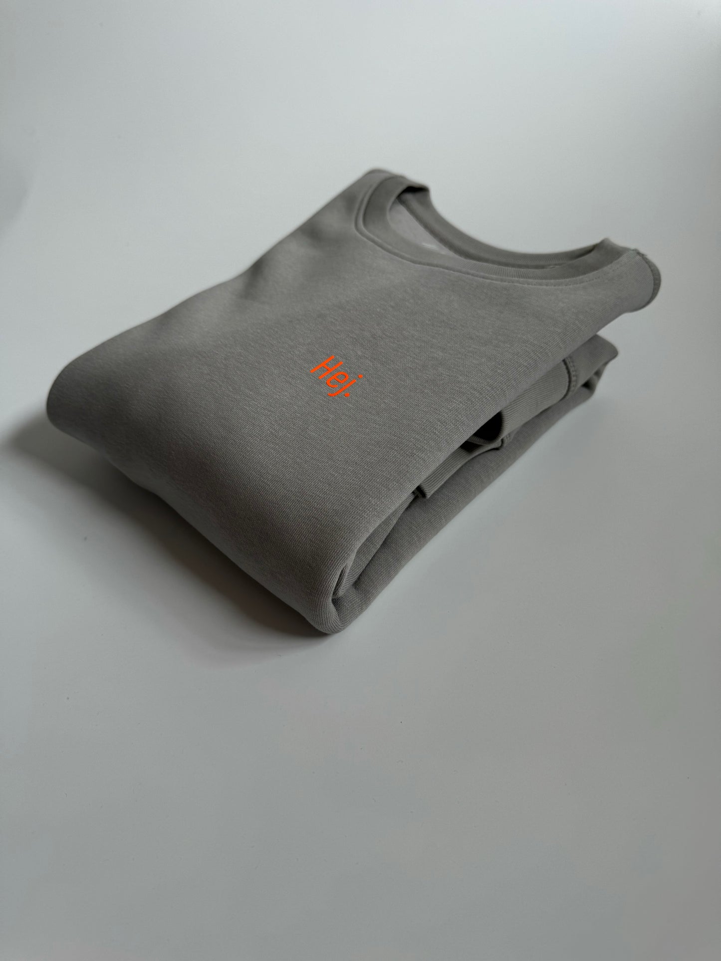 Sweatshirt Unisex 'Hej.': Opal Grau / Neon Orange