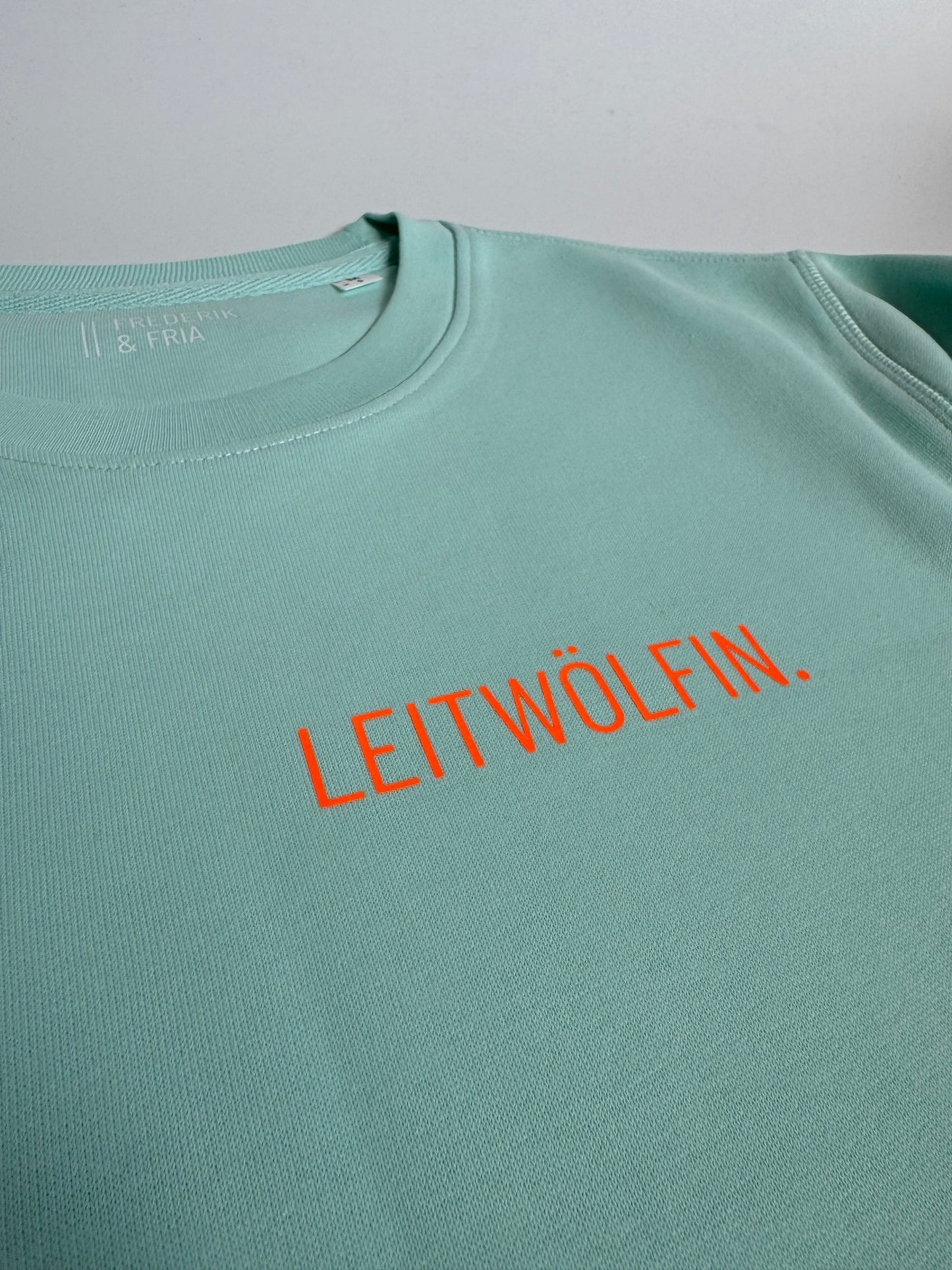 Sweatshirt Unisex 'Leitwölfin / Leitwolf.': Caribean Blue / Neon Orange