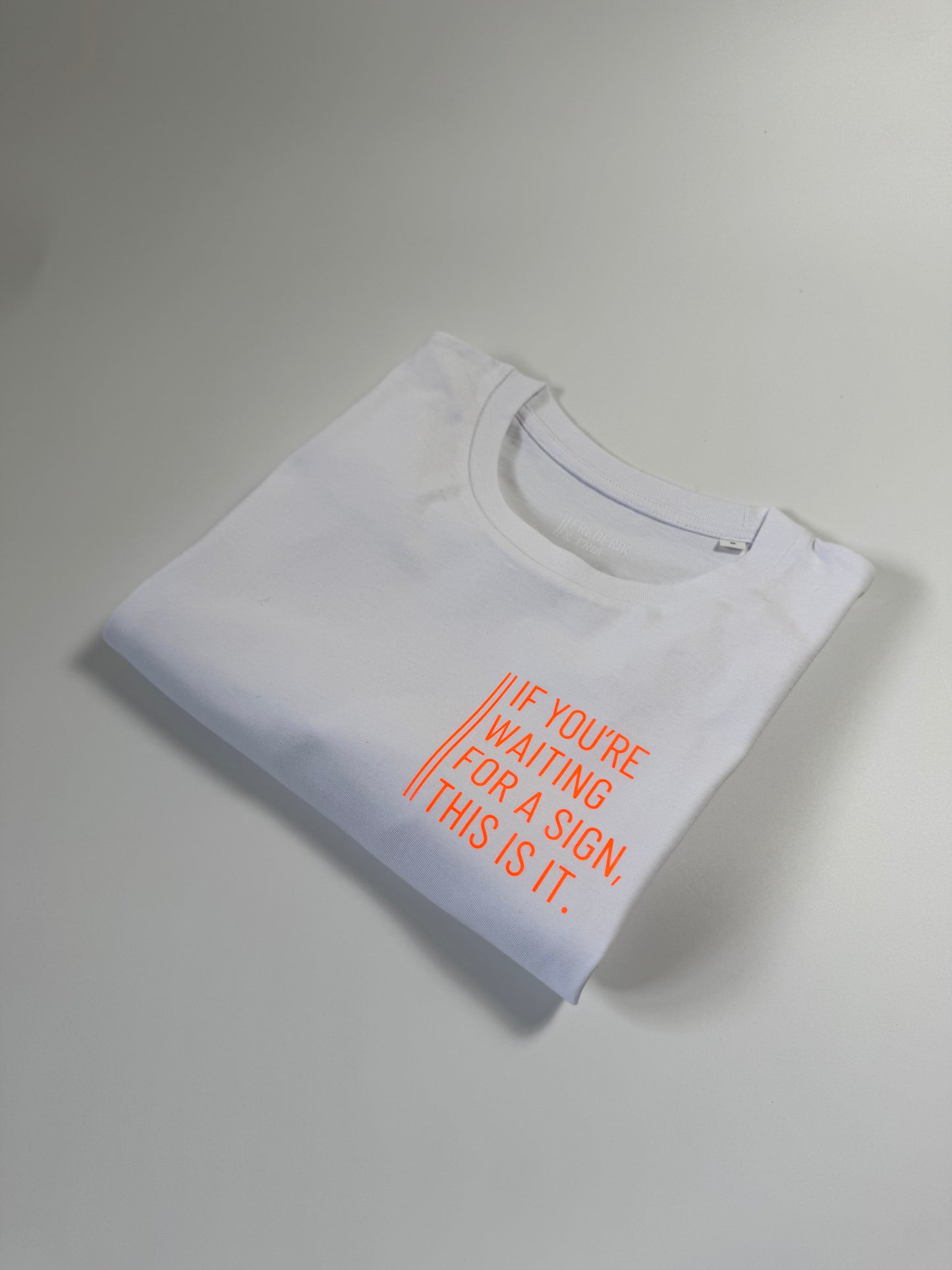T-Shirt Unisex 'If you're waiting for a sign, this is it.': weiß / neon orange