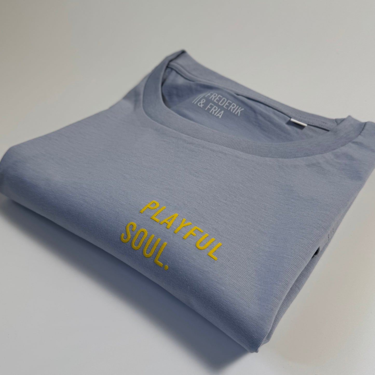 Frauen-Shirt ‚Playful Soul.‘: serene blue/ gelb