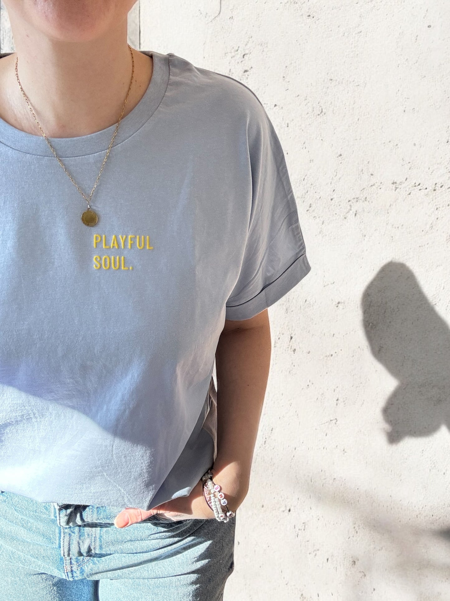 Frauen-Shirt ‚Playful Soul.‘: serene blue/ gelb