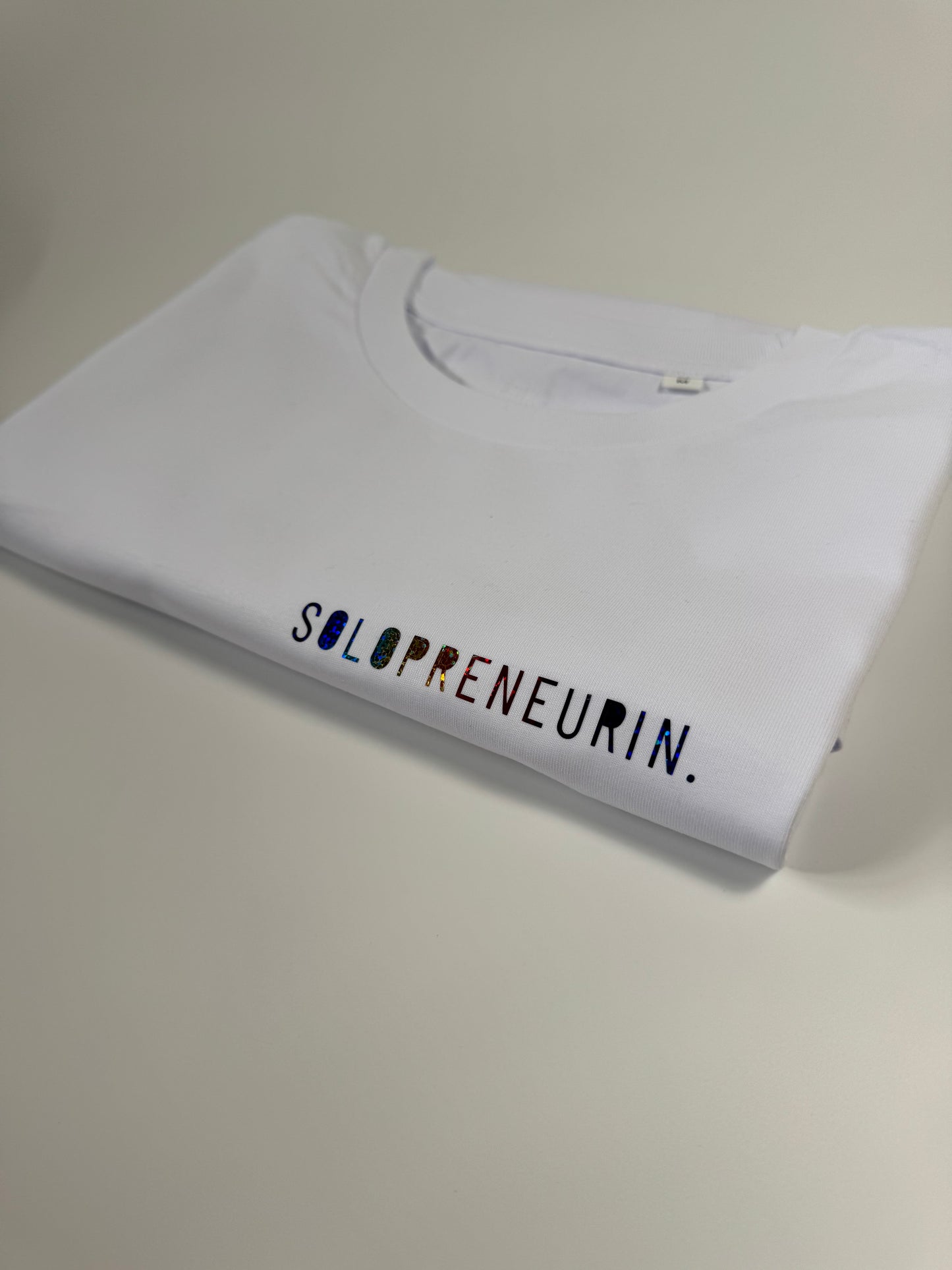 T-Shirt Frauen ‚Solopreneurin’, Weiß / Regenbogen