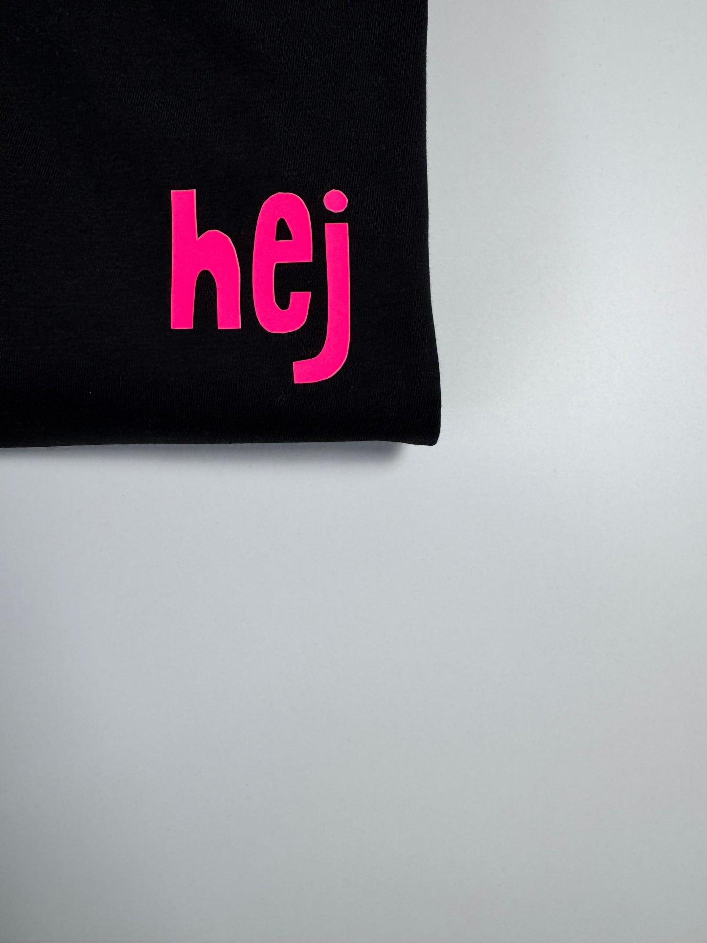 T-Shirt Unisex, ‚hej’, Schwarz / Neon Pink