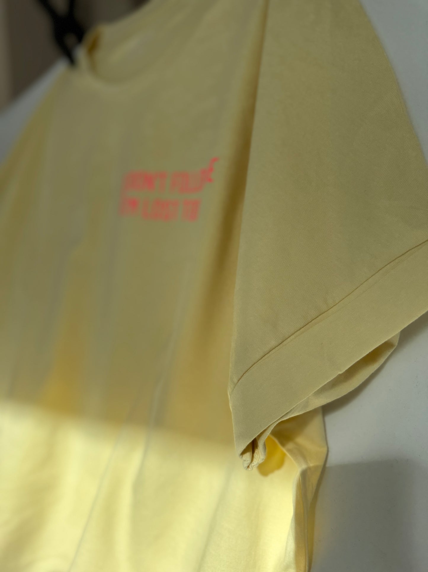 Frauen-Shirt ‚Don’t follow me, I‘m lost too.‘: butter / neon pink