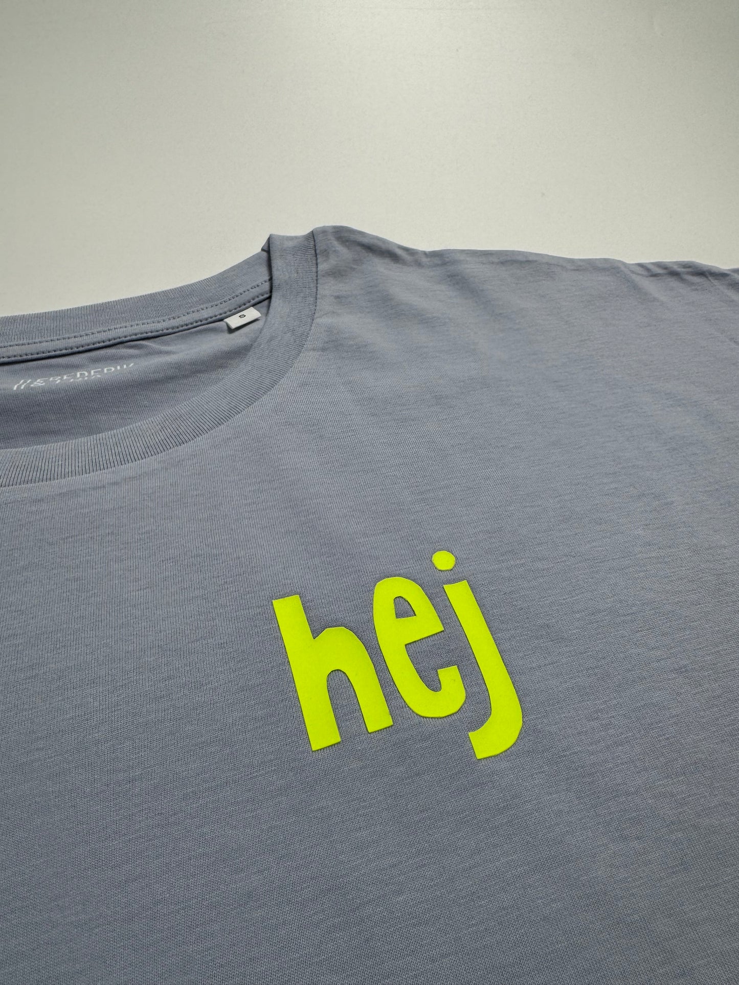 Frauen-Shirt ‚hej‘: serene blue/ neon gelb