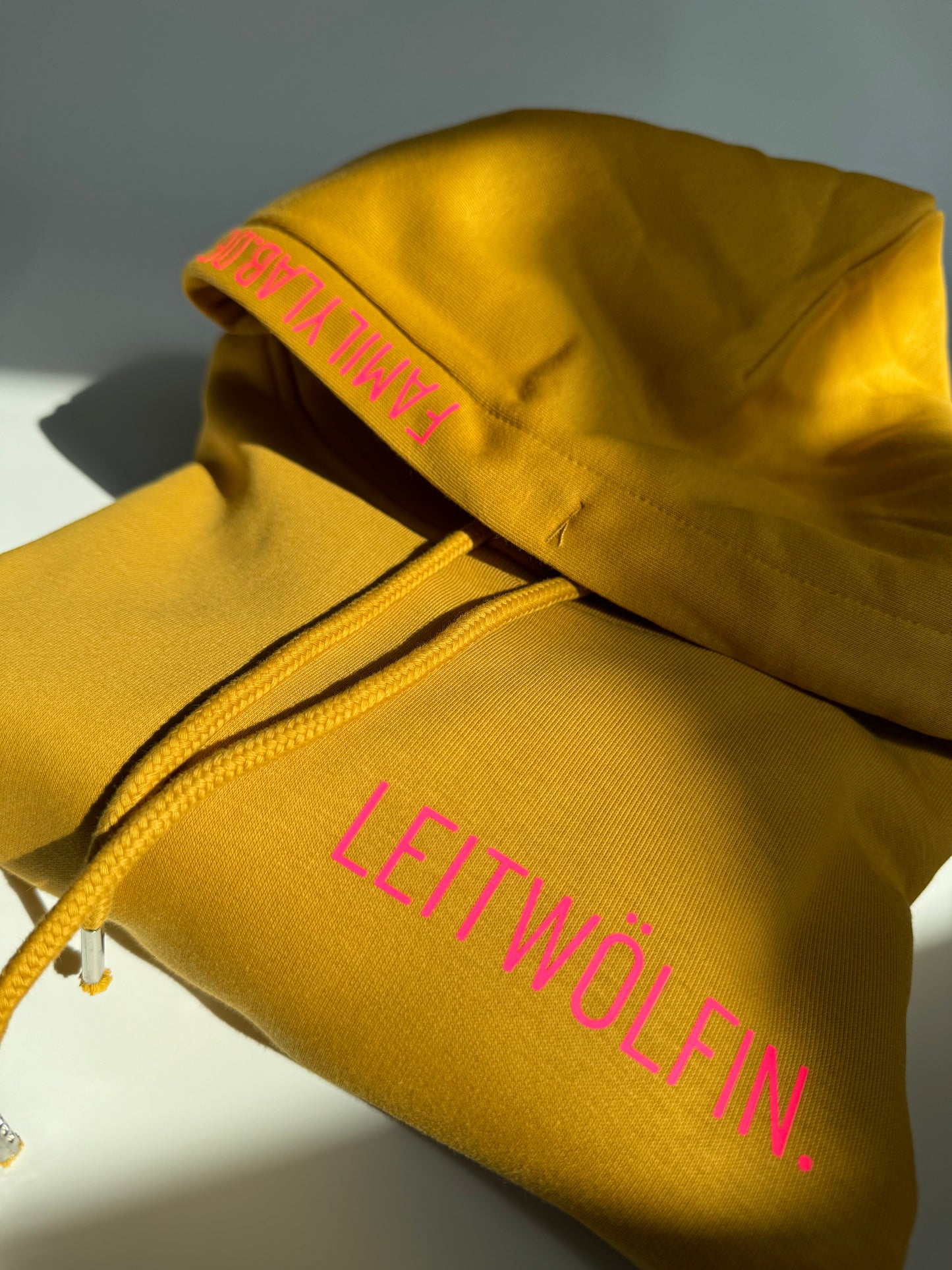 Hoodie Unisex 'Leitwölfin / Leitwolf.': Senfgelb / Neon Pink