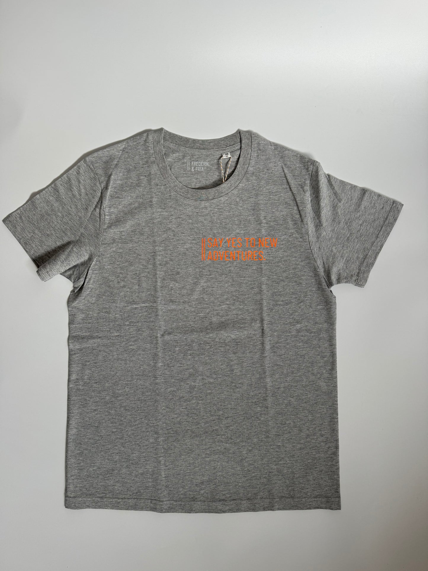 T-Shirt Unisex 'Say yes to new adventures.': grau / neon orange