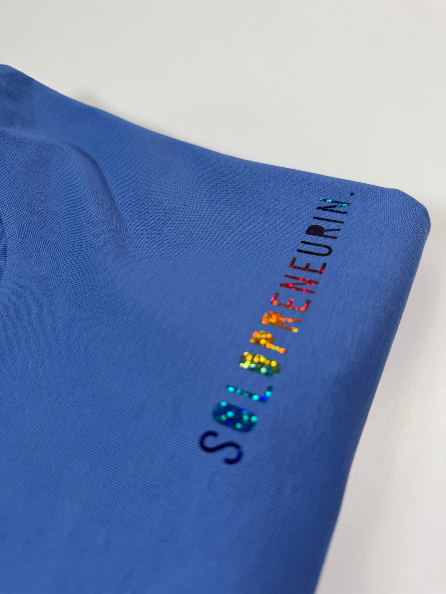 T-Shirt Unisex, ‚Solopreneurin’, Blau / Regenbogen