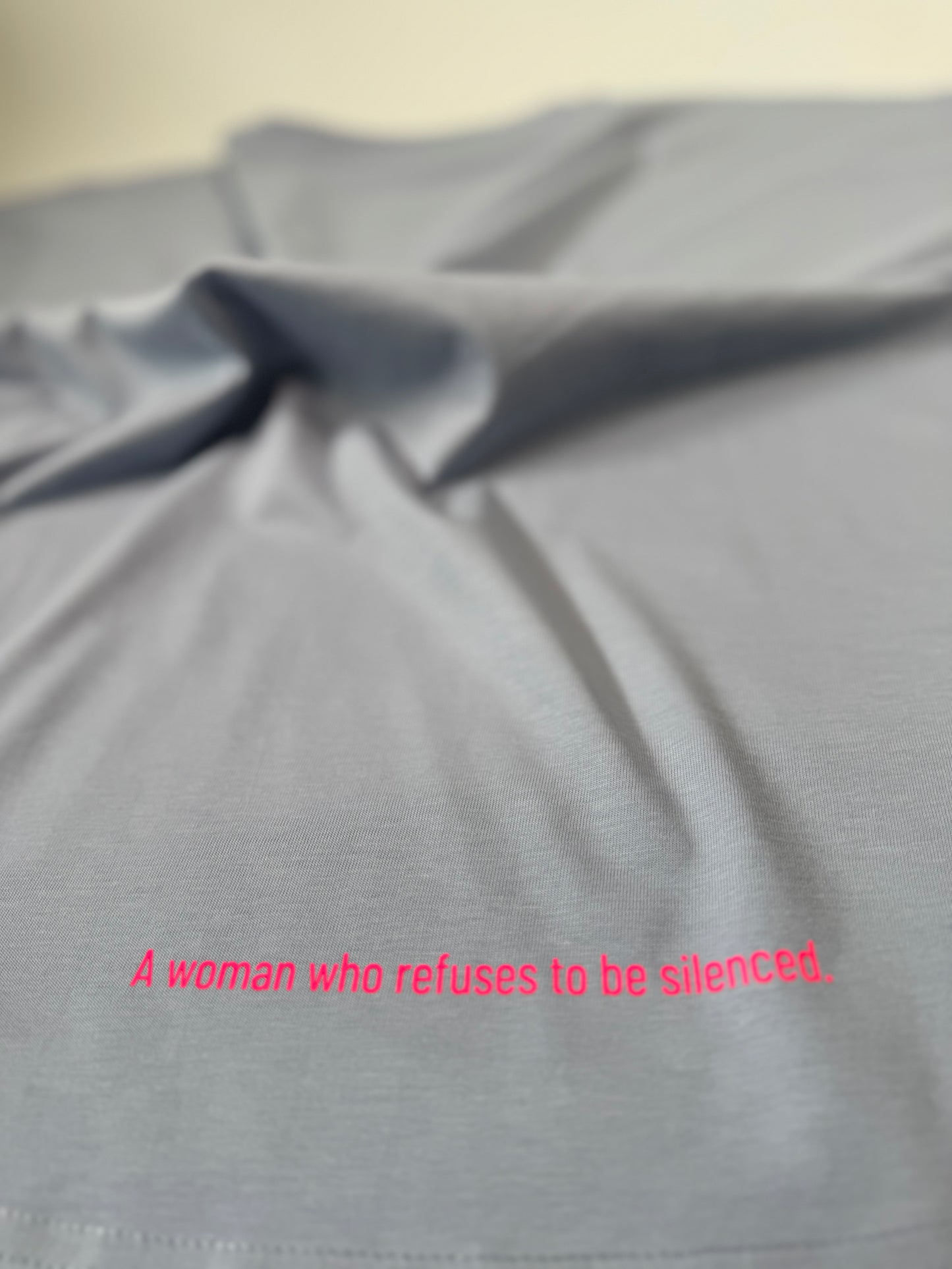 Frauen-Shirt ,unshushable‘: lila, weiß, gelb / neon pink