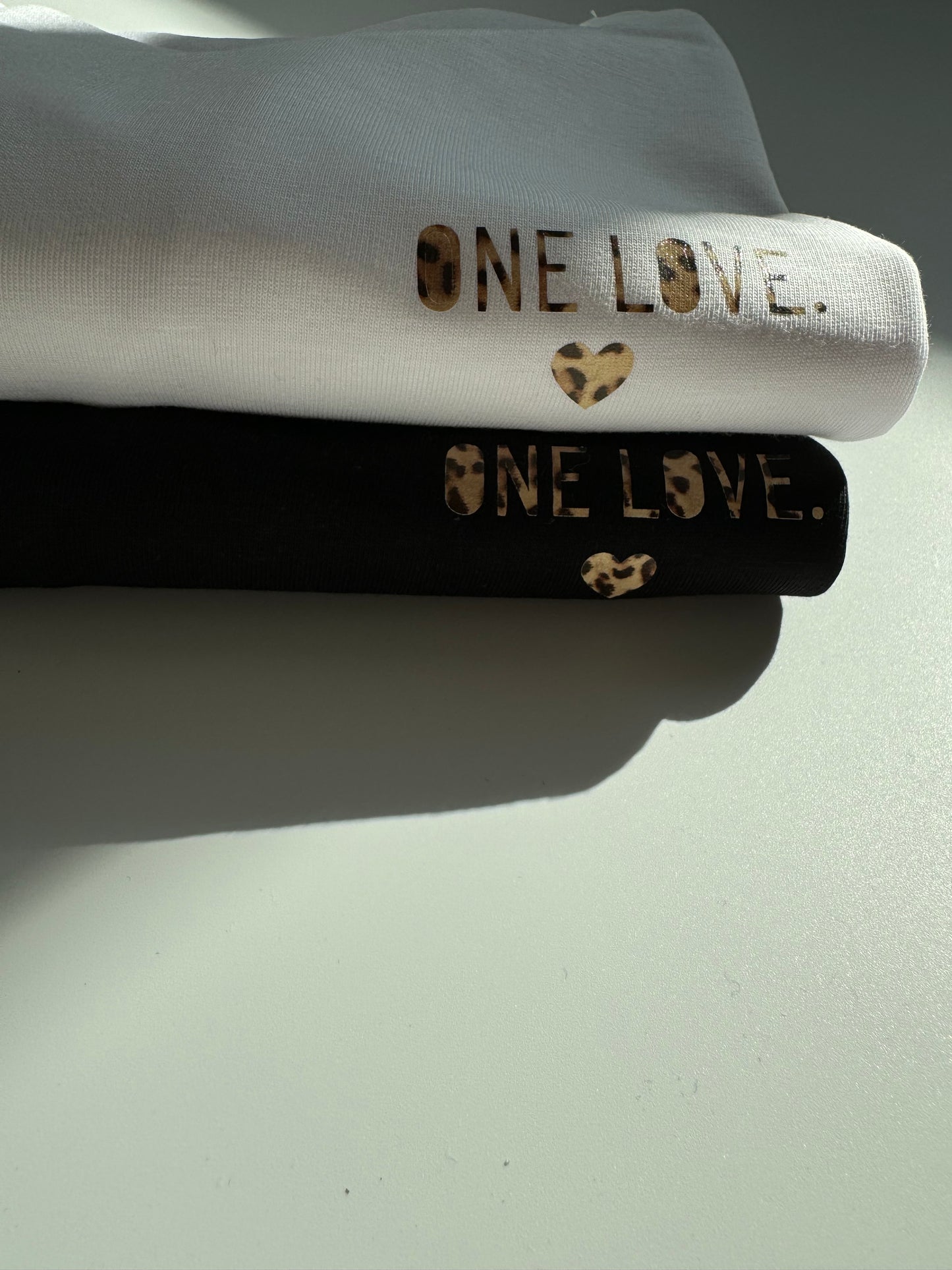 T-Shirt Unisex 'One Love’, weiß, schwarz / leo