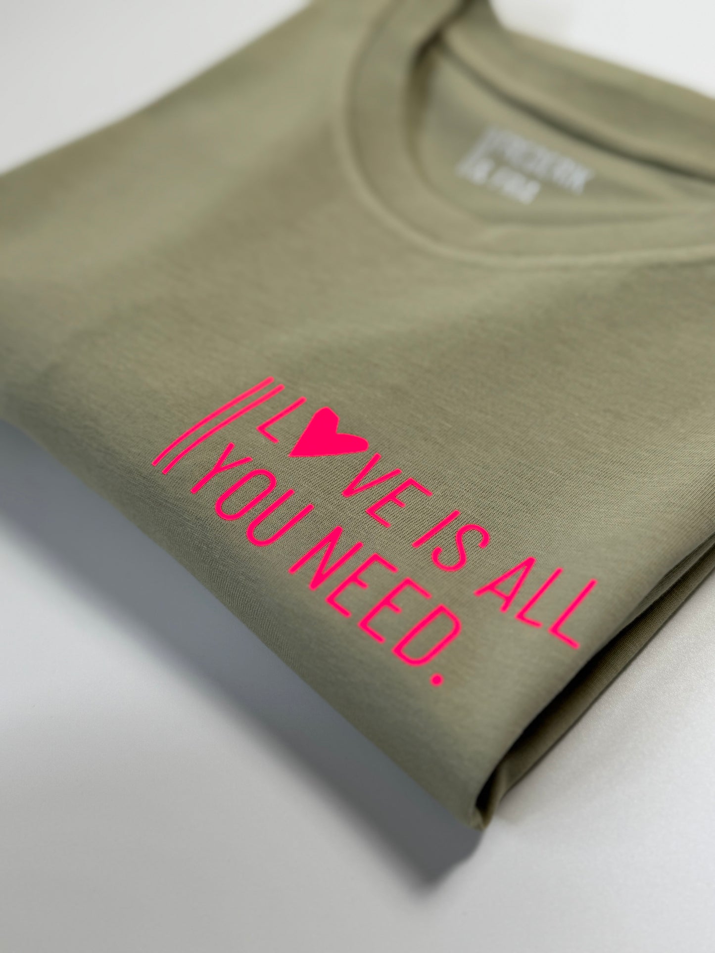 T-Shirt Unisex ‚Love is all you need.‘ Graugrün / Neon Pink