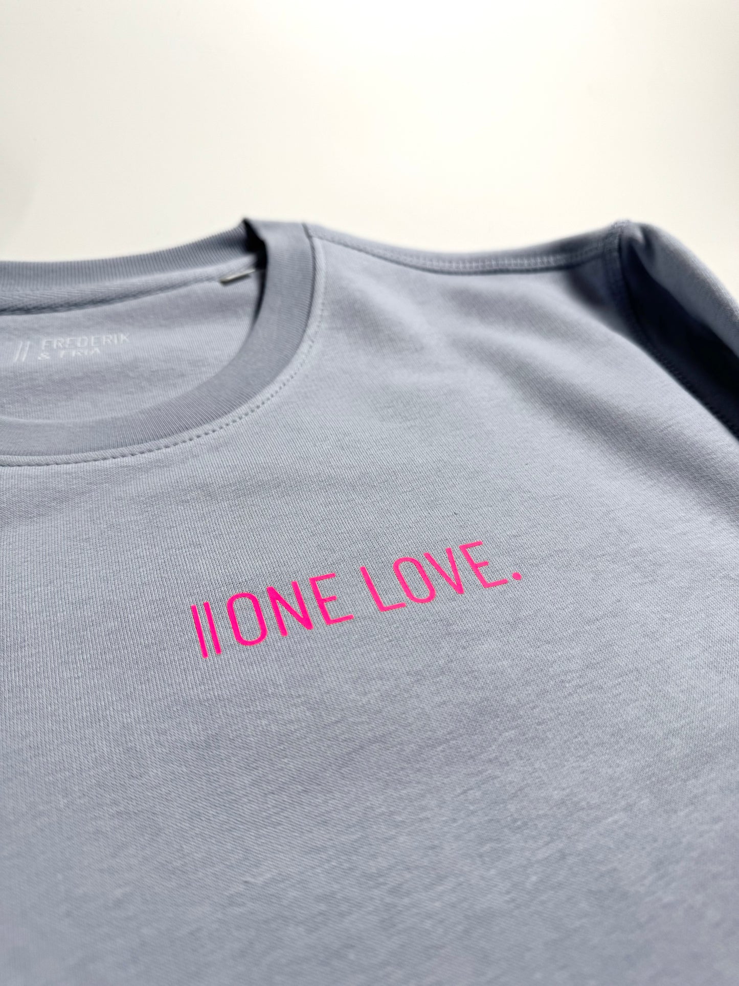 Sweatshirt Unisex 'One Love.': Serene Blue / Neon Pink