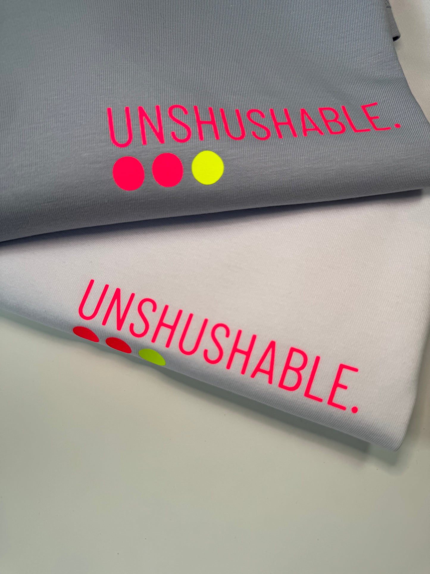 Frauen-Shirt ,unshushable‘: lila, weiß, gelb / neon pink