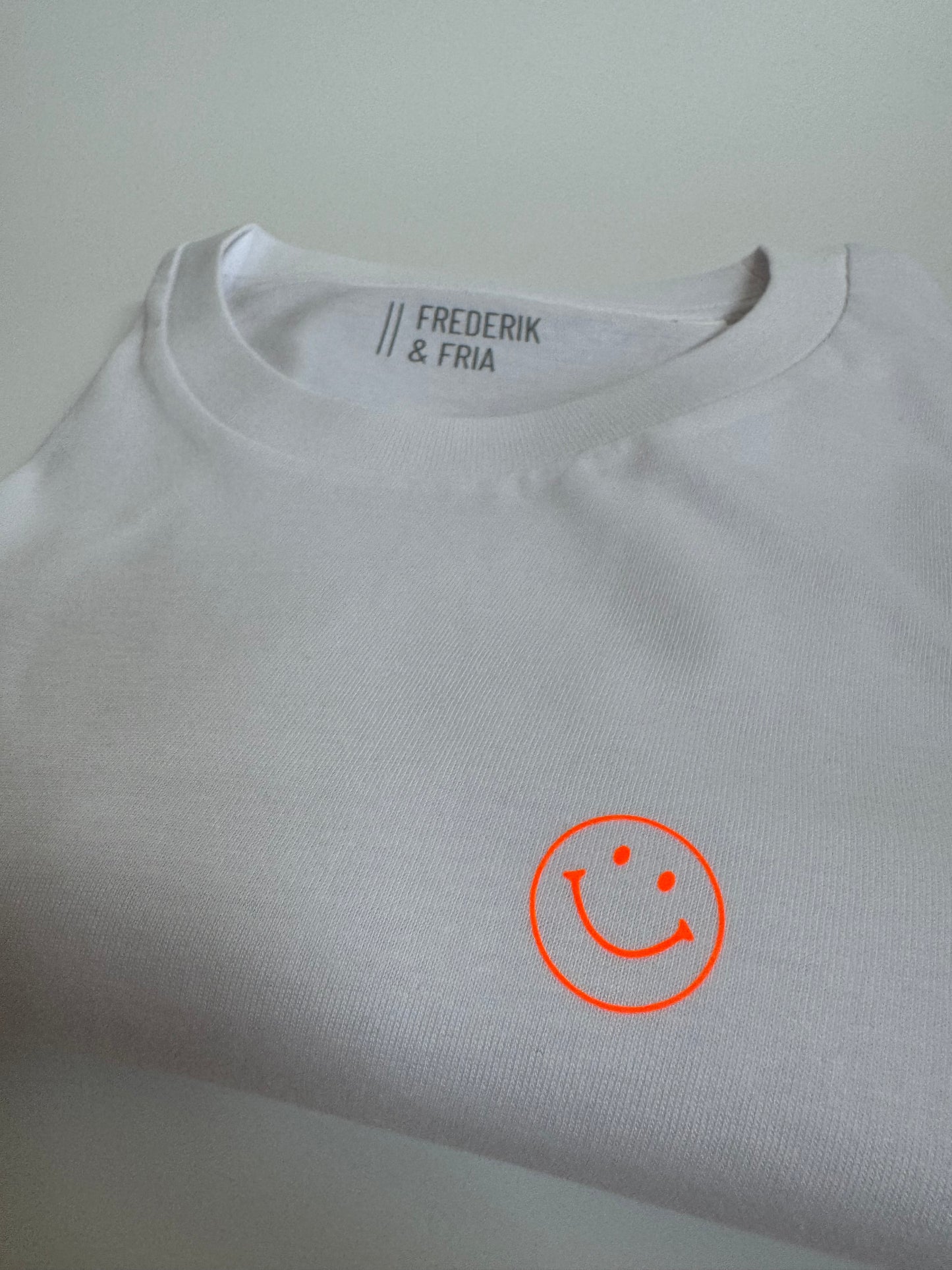 T-Shirt Unisex Friendly Smile: weiß / neon orange