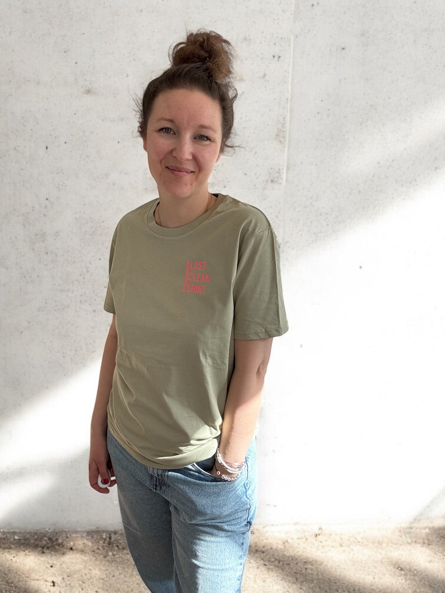 T-Shirt Unisex ‚Last Clean Shirt.‘ Graugrün / Neon Pink