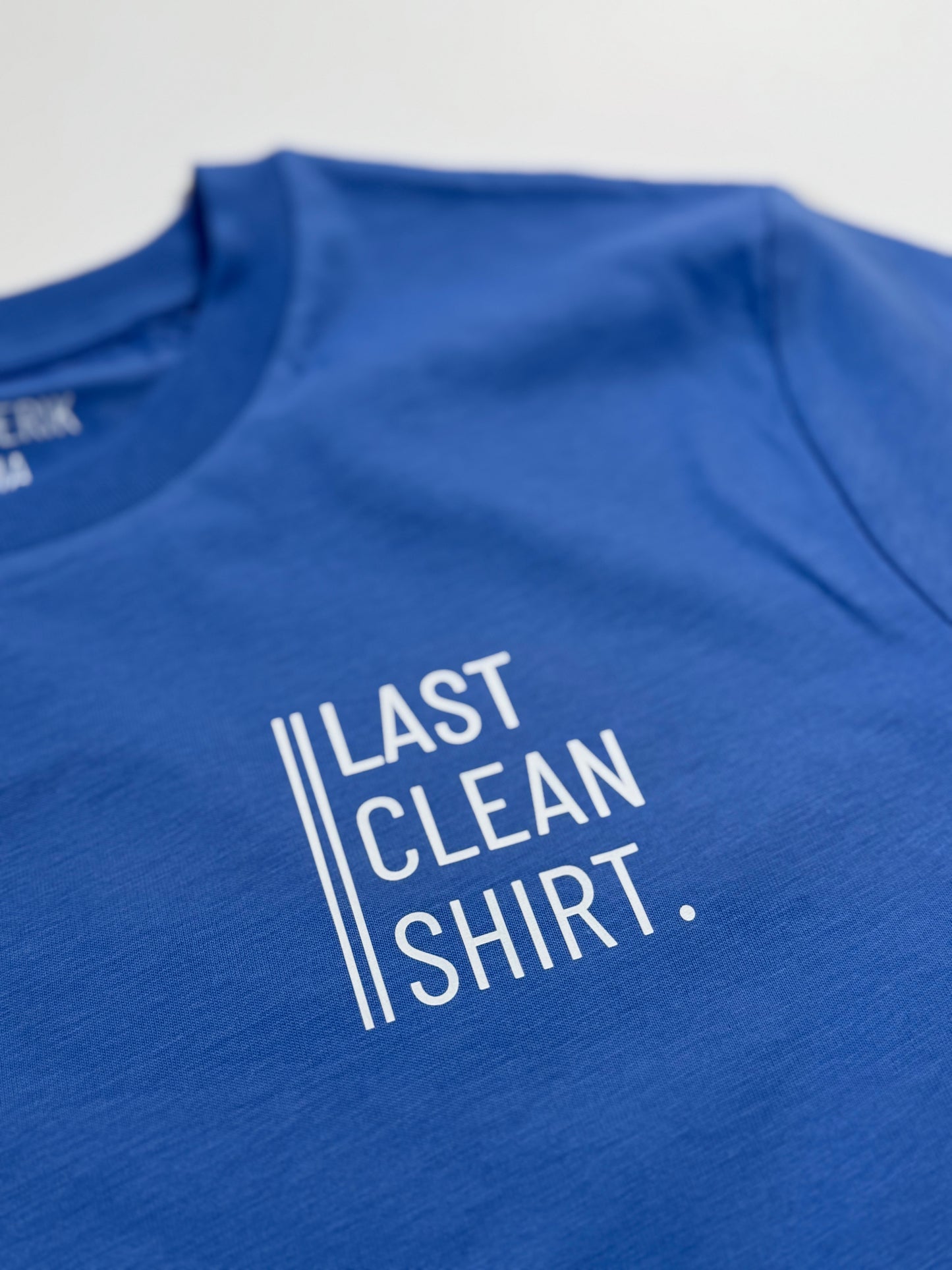 T-Shirt Unisex ‚Last Clean Shirt.‘, Blau / Weiß