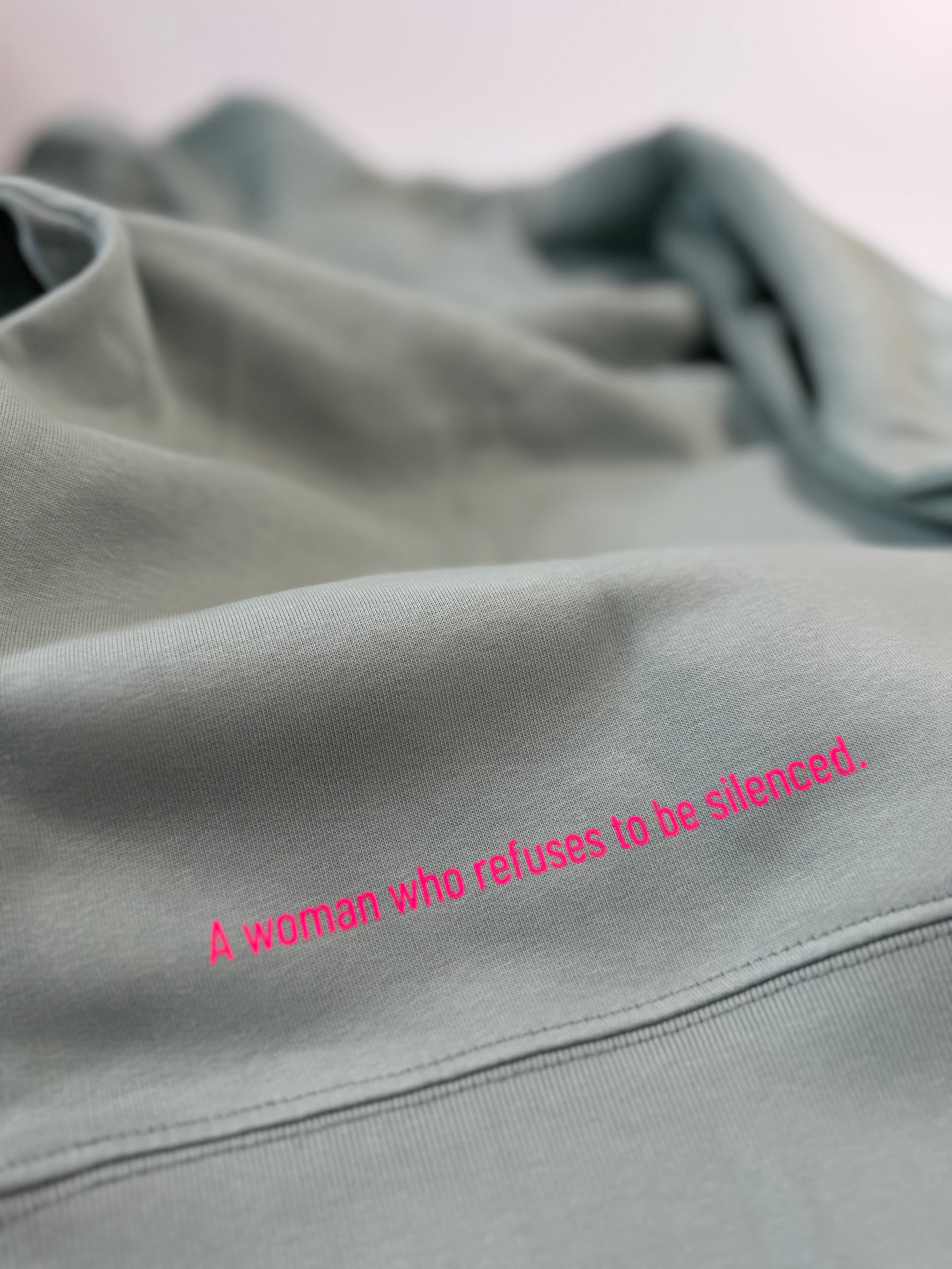 Hoodie Unisex 'Unshushable / Unüberhörbar.': Senf, Aloe / Neon Pink