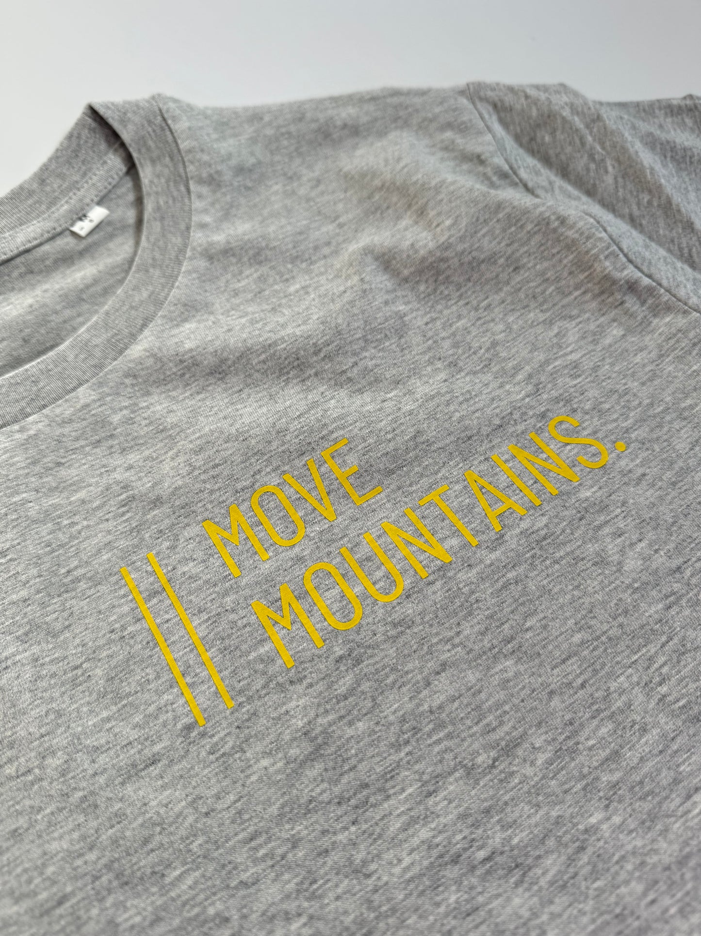 T-Shirt Unisex 'Move Mountains.': grau / gelb