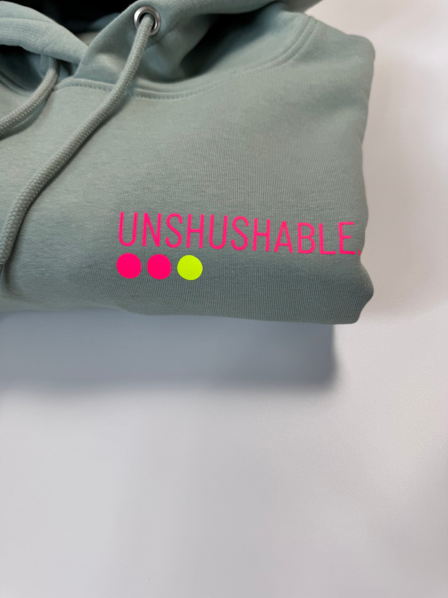 Hoodie Unisex 'Unshushable / Unüberhörbar.': Senf, Aloe / Neon Pink