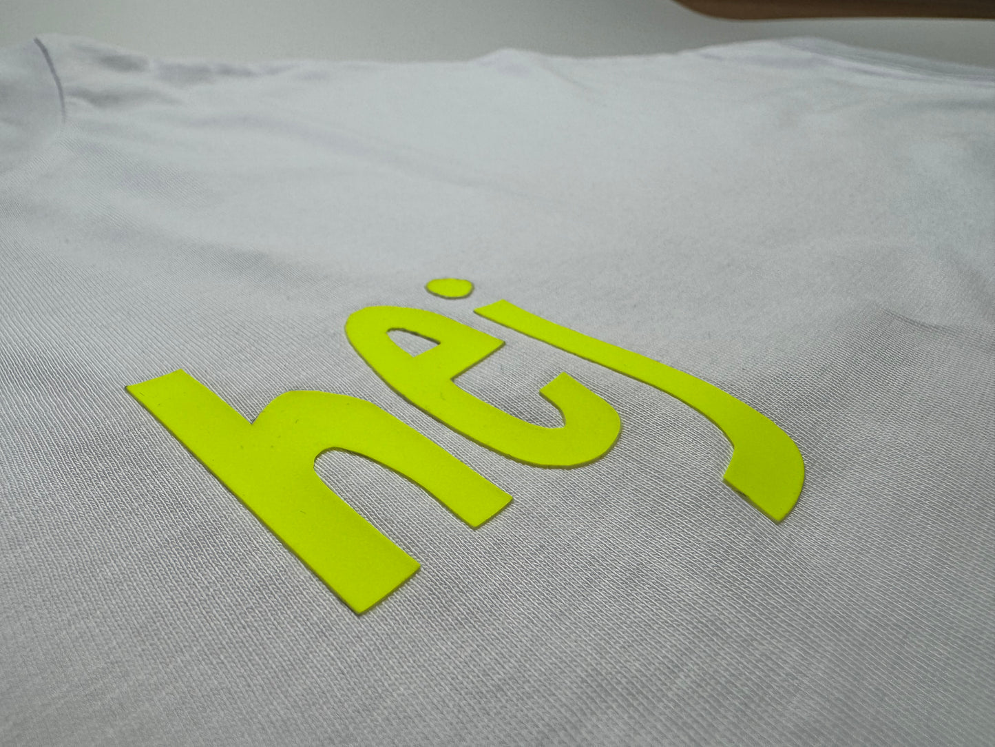 Frauen-Shirt, ‚hej‘: weiß / neon gelb