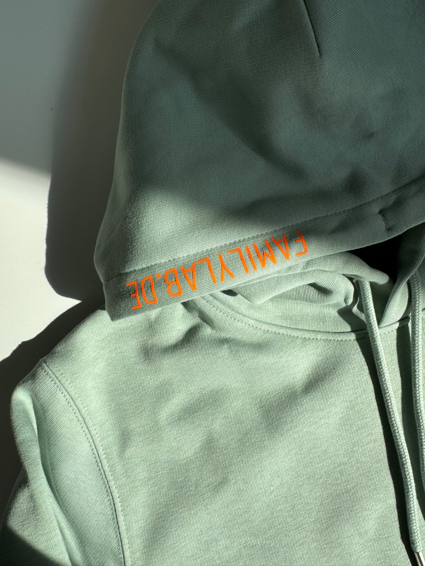 Hoodie Unisex 'Leitwölfin / Leitwolf.': Aloe / Neon Orange
