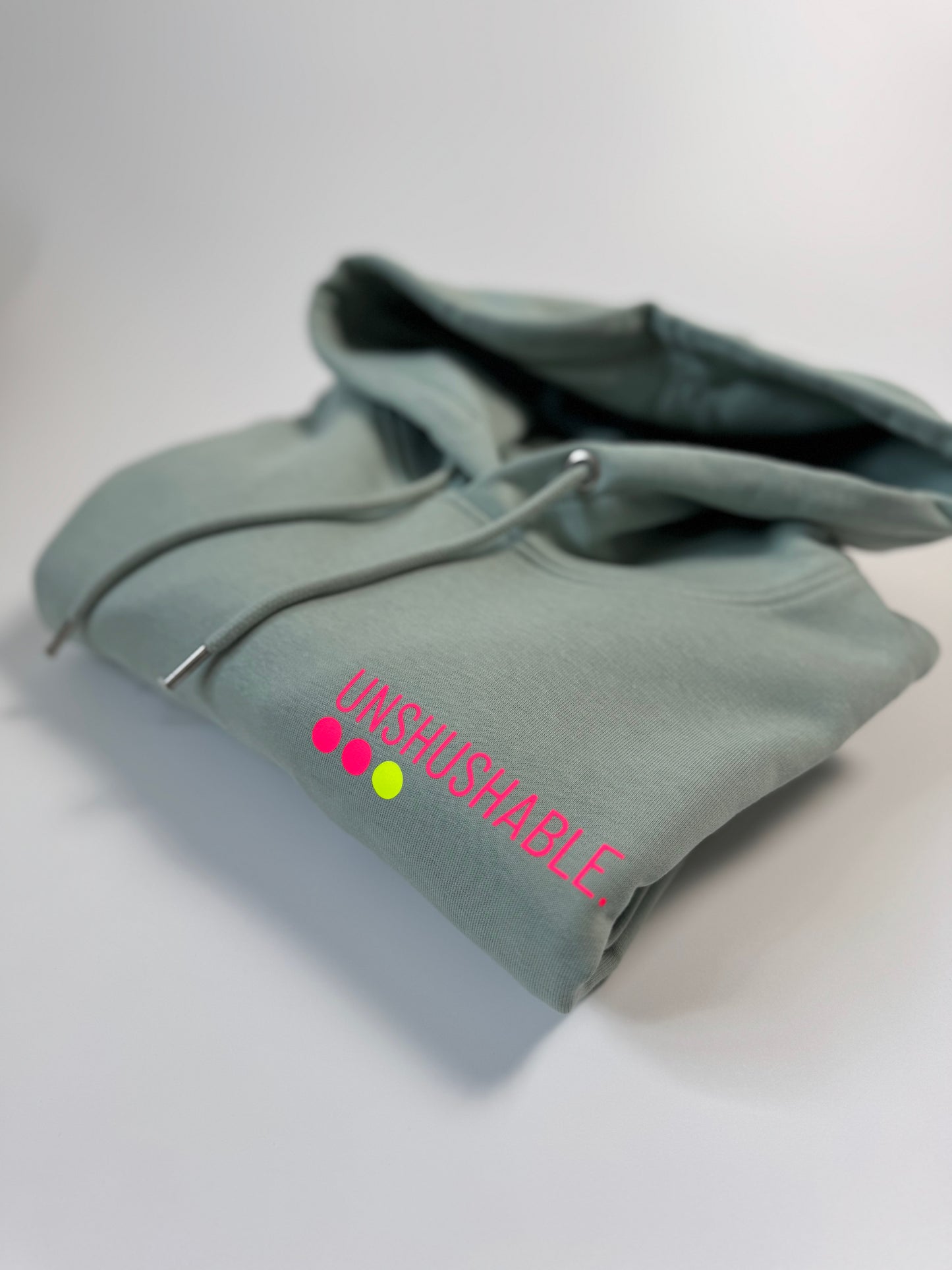 Hoodie Unisex 'Unshushable / Unüberhörbar.': Senf, Aloe / Neon Pink