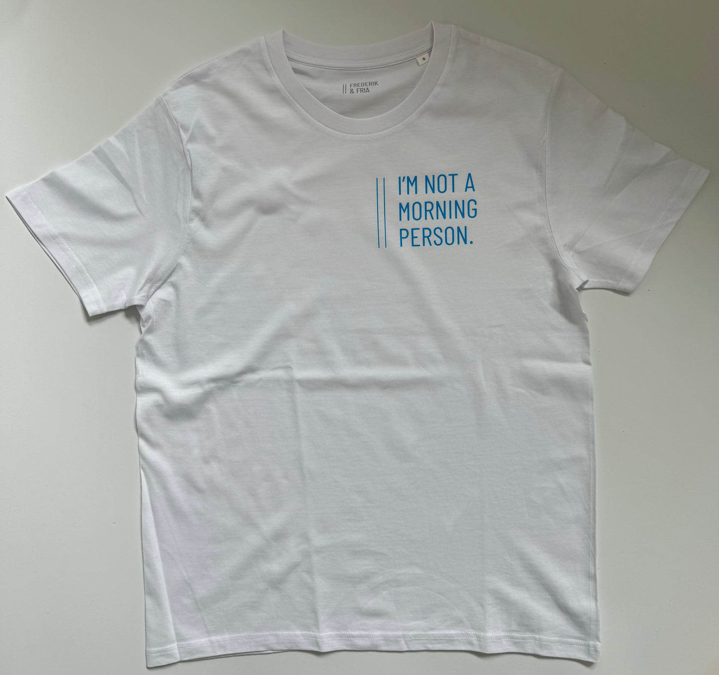 T-Shirt Unisex 'I’m not a morning person.‘: weiß / neon blau