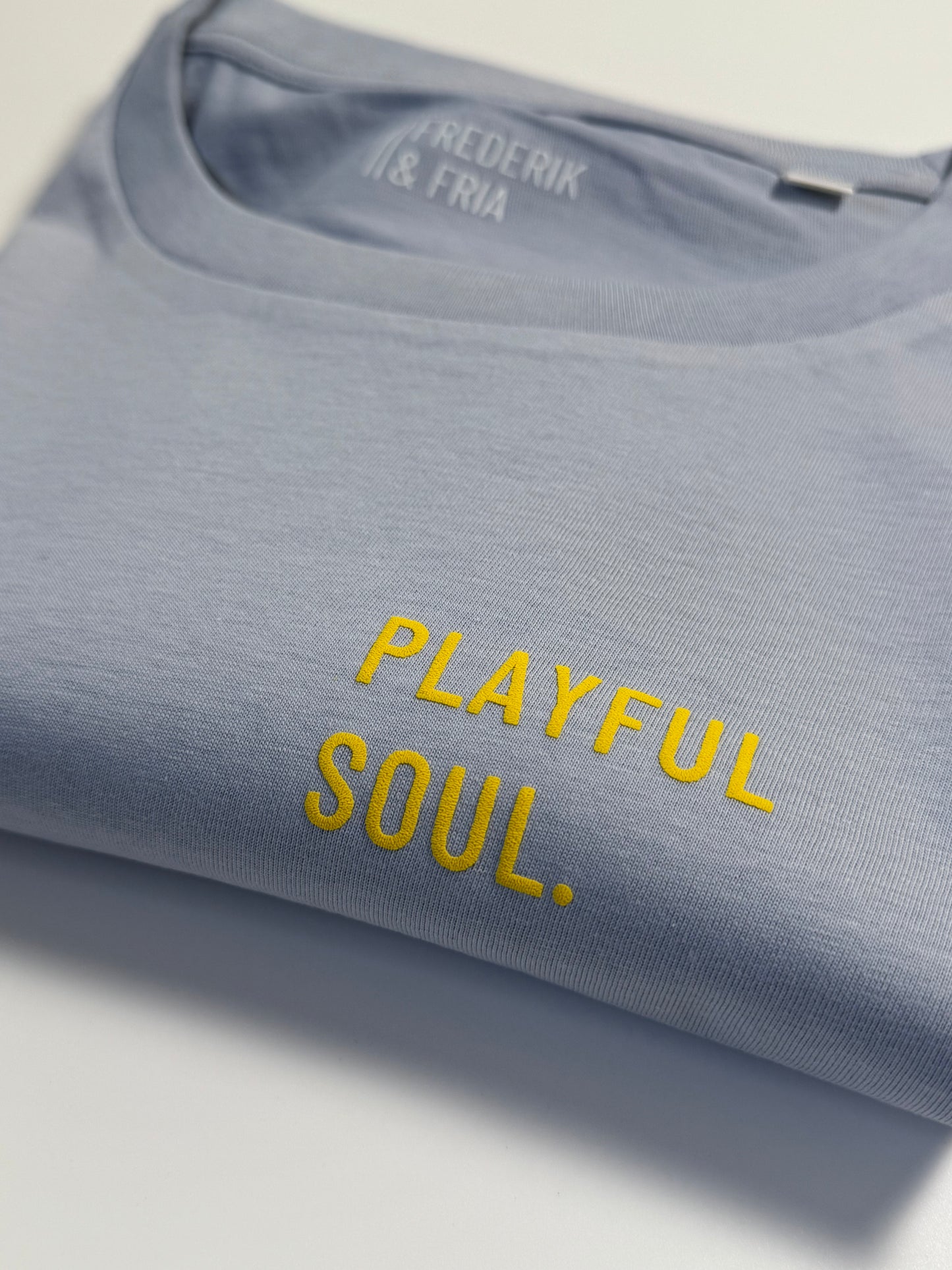 Frauen-Shirt ‚Playful Soul.‘: serene blue/ gelb