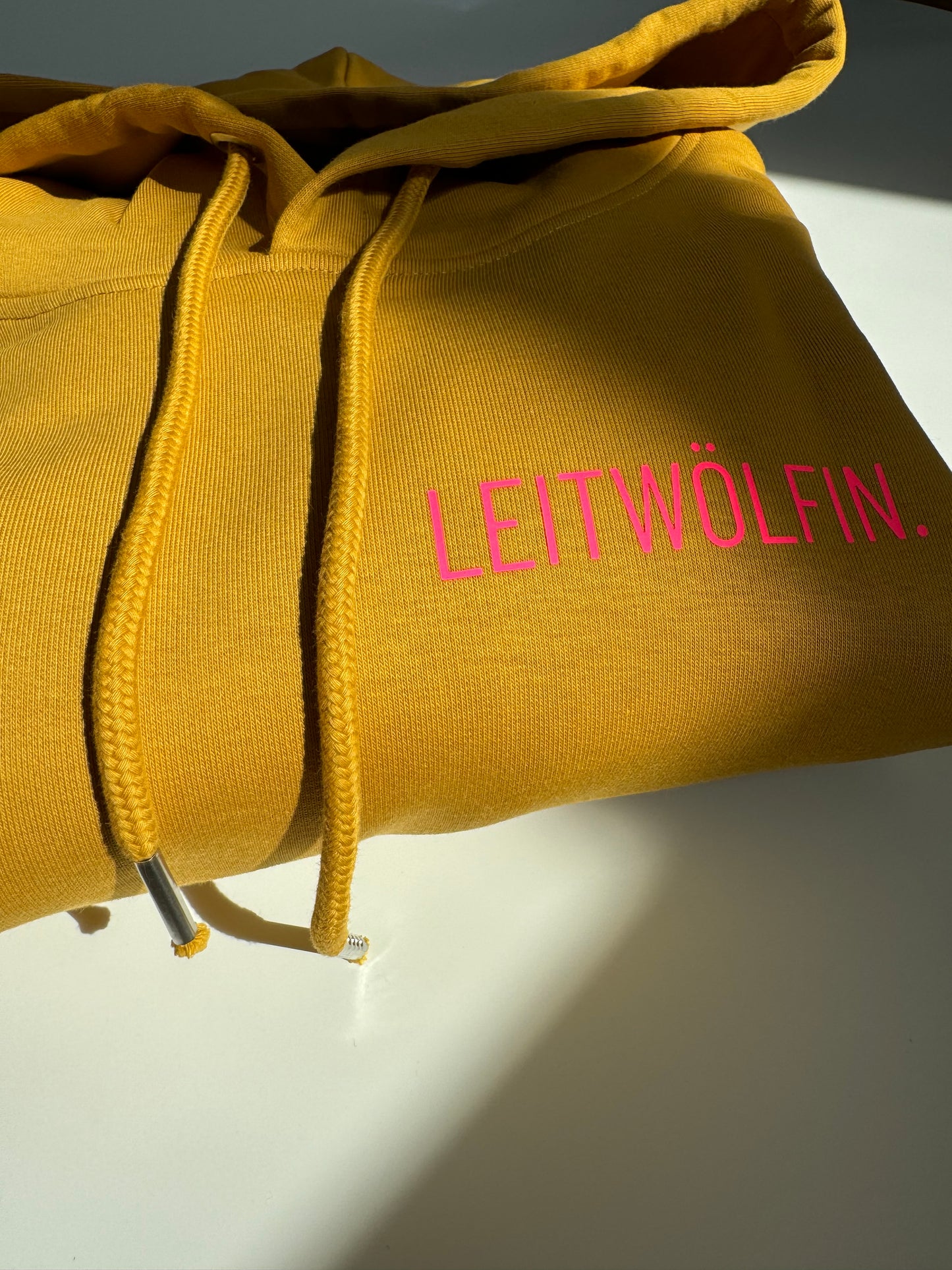 Hoodie Unisex 'Leitwölfin / Leitwolf.': Senfgelb / Neon Pink