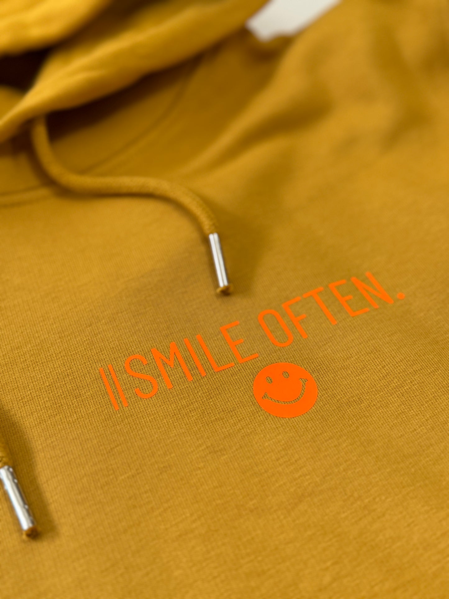 Hoodie Unisex 'Smile often.': Senf / Neon Orange