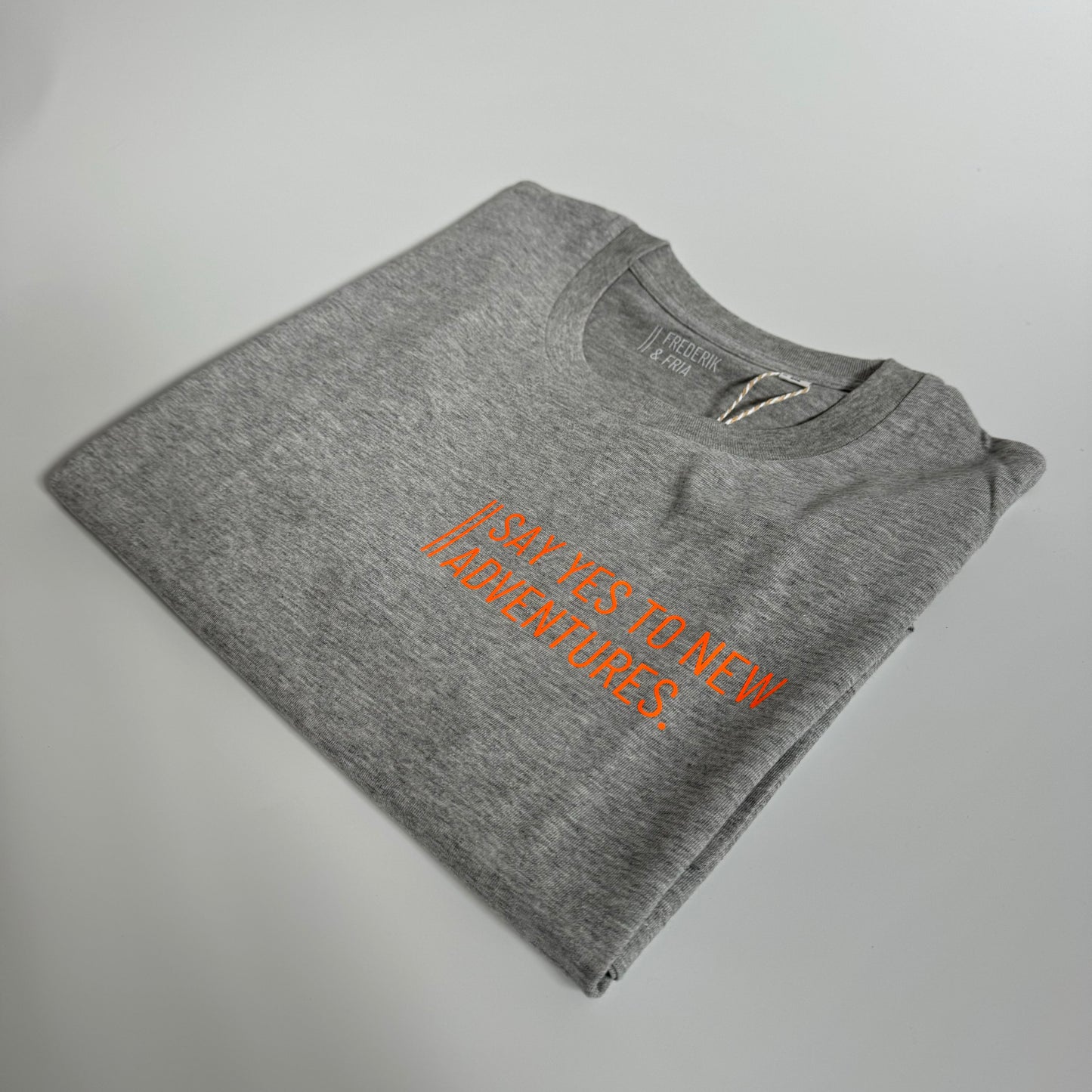 T-Shirt Unisex 'Say yes to new adventures.': grau / neon orange