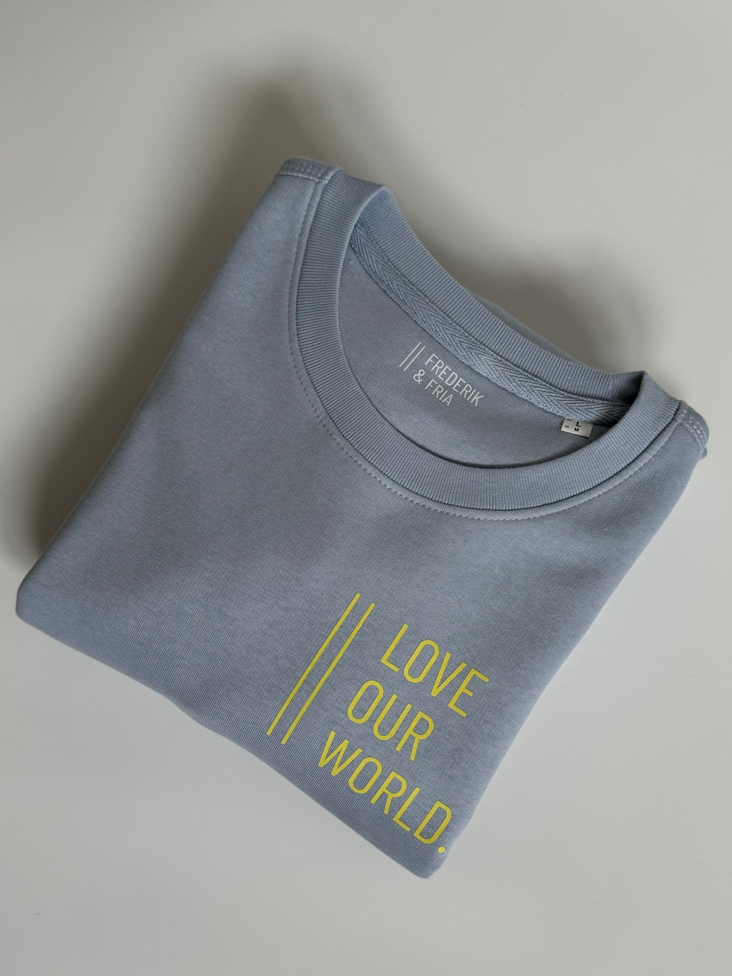Sweatshirt Unisex 'Love our world.': Serene Blue / Hell Gelb