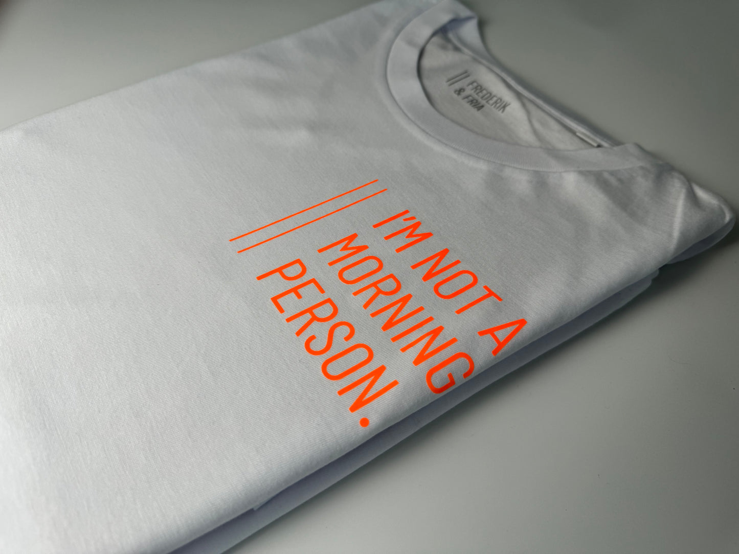 T-Shirt Unisex 'I’m not a morning person.‘: weiß / neon orange