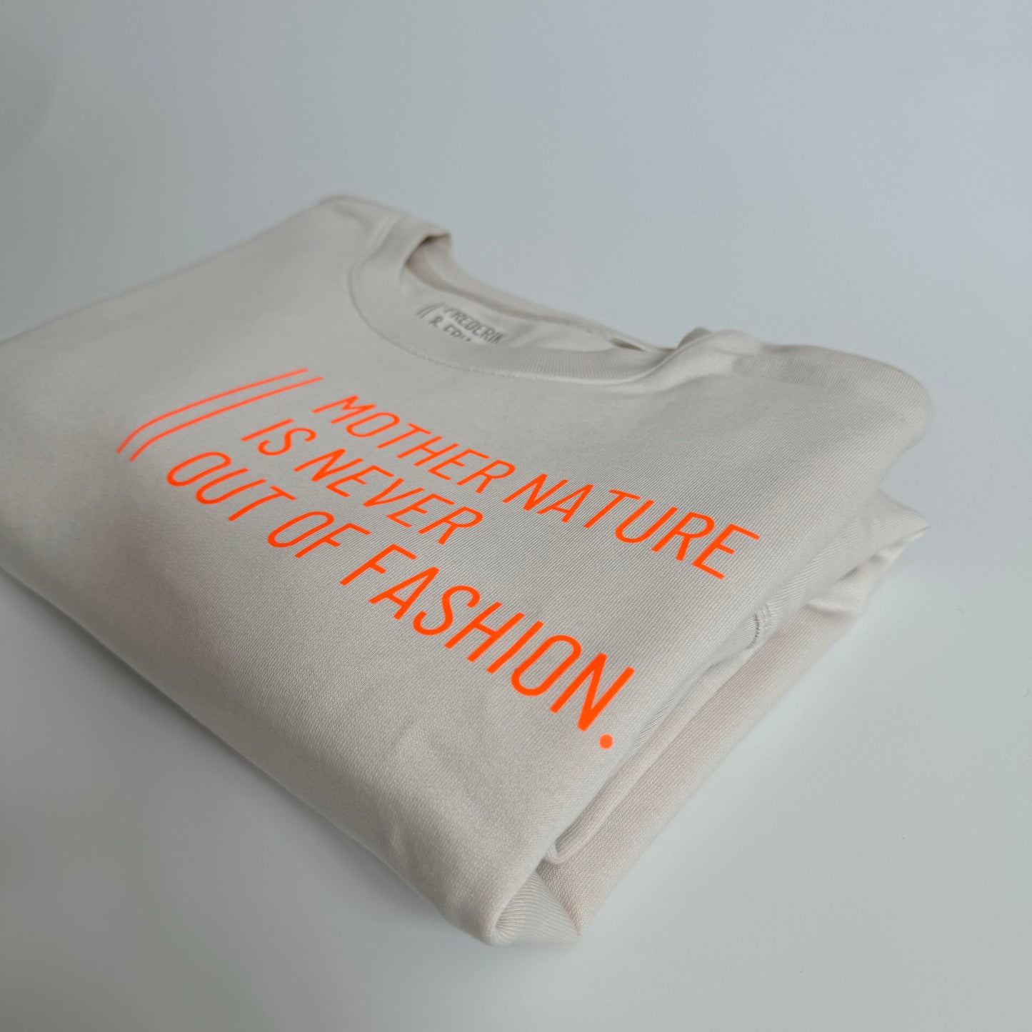 Sweatshirt Unisex 'Mother nature is never out of fashion.': Vintage White / Neon Orange