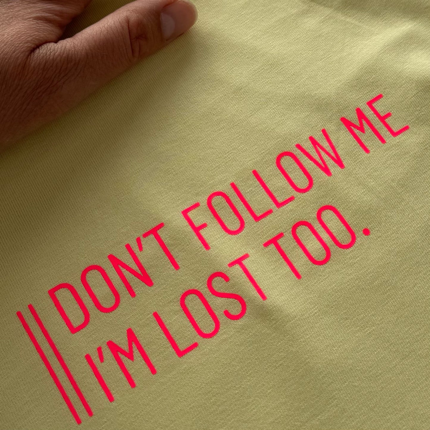 Frauen-Shirt ‚Don’t follow me, I‘m lost too.‘: butter / neon pink