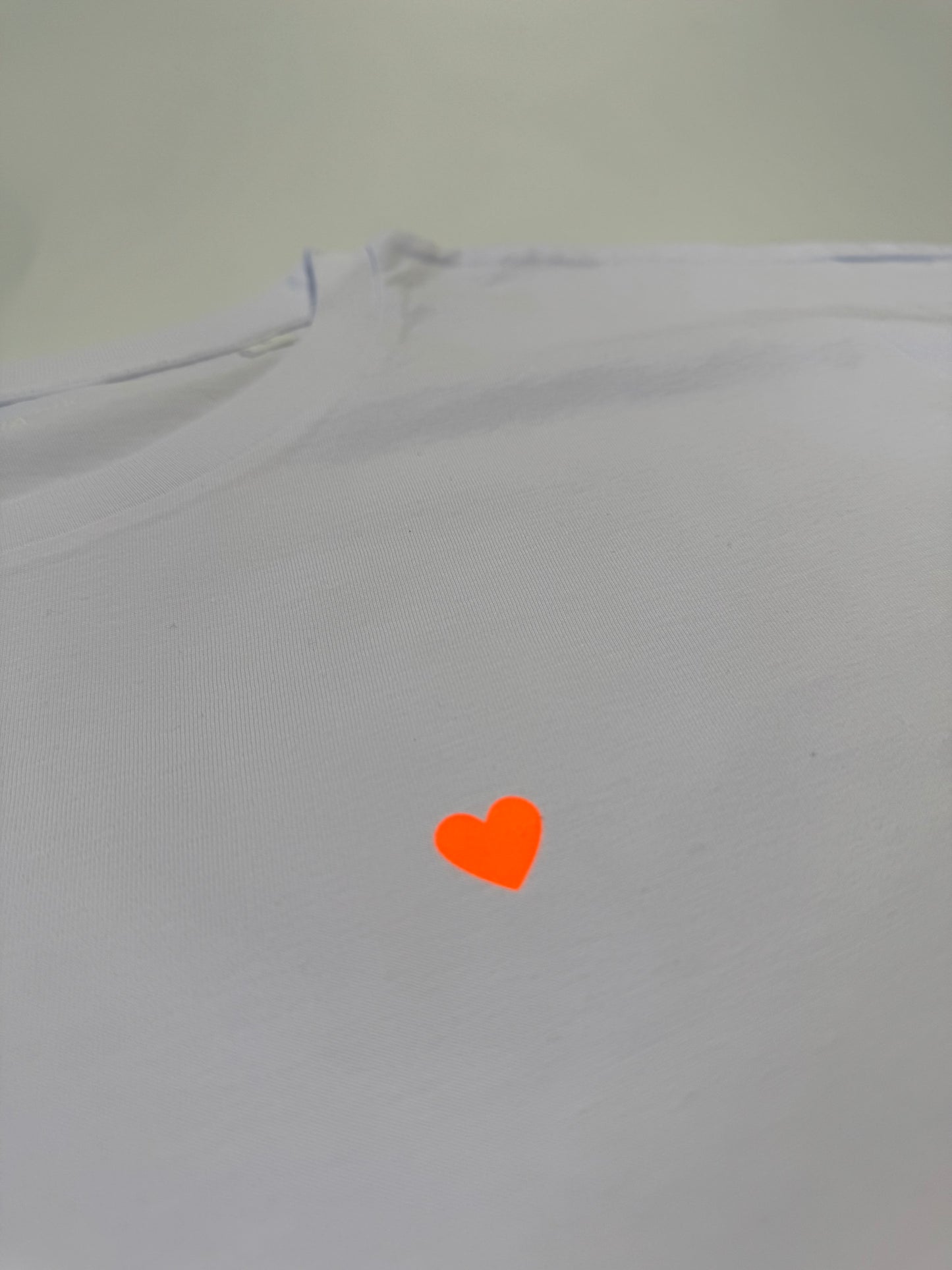 Frauen-Shirt, Herzdruck: weiß / neon orange