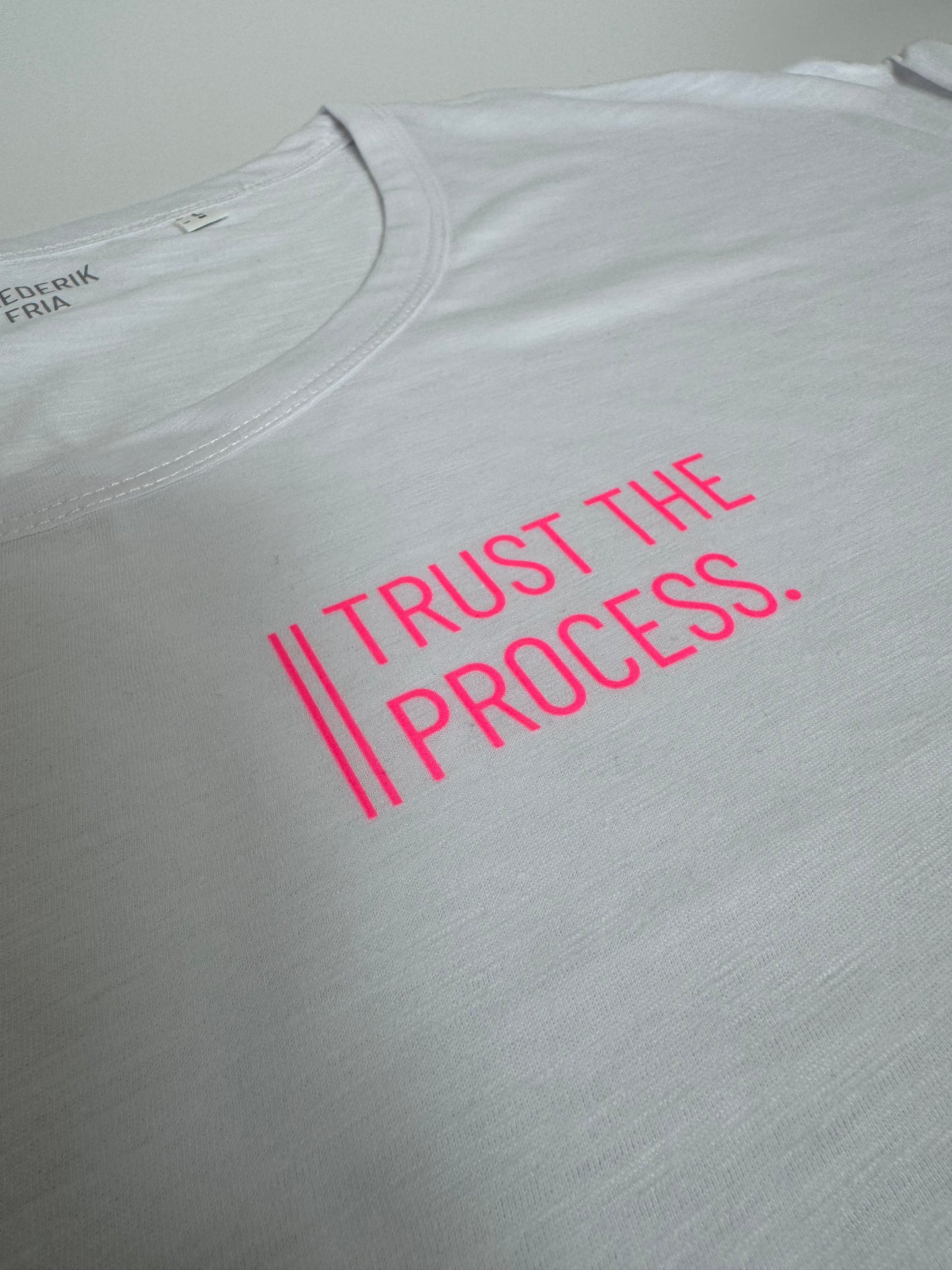 T-Shirt Frauen ‚Trust the process‘: weiß / neon pink