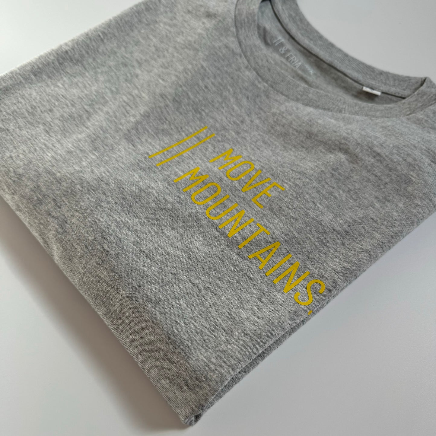 T-Shirt Unisex 'Move Mountains.': grau / gelb