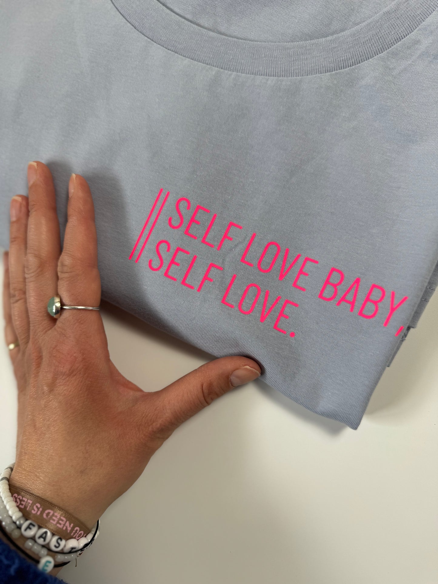 Frauen-Shirt ‚Self love baby, self love.‘: serene blue/ neon pink