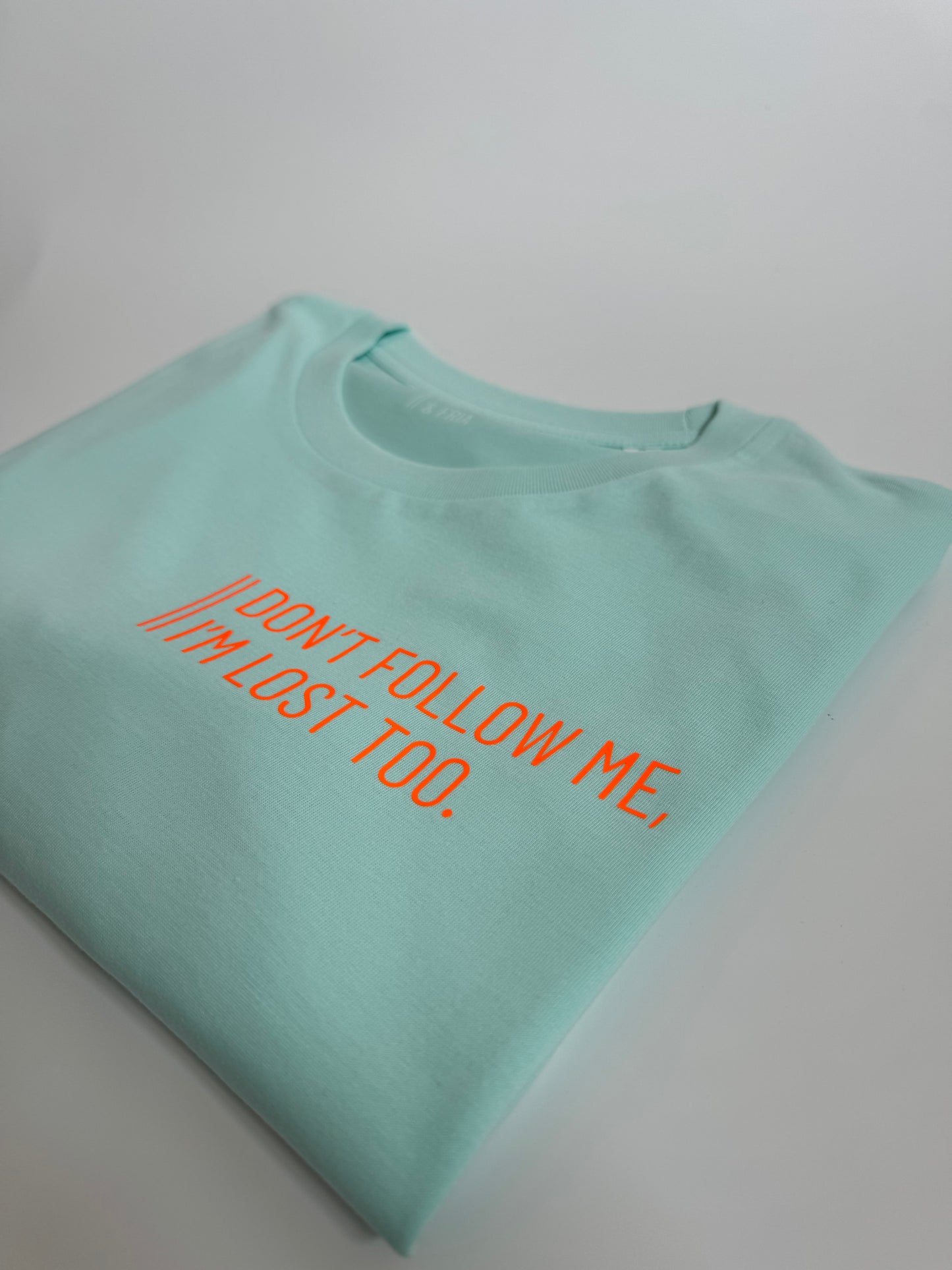 T-Shirt Unisex 'Don’t follow me, I’m lost too.‘ Caribbean Blue / Neon Orange