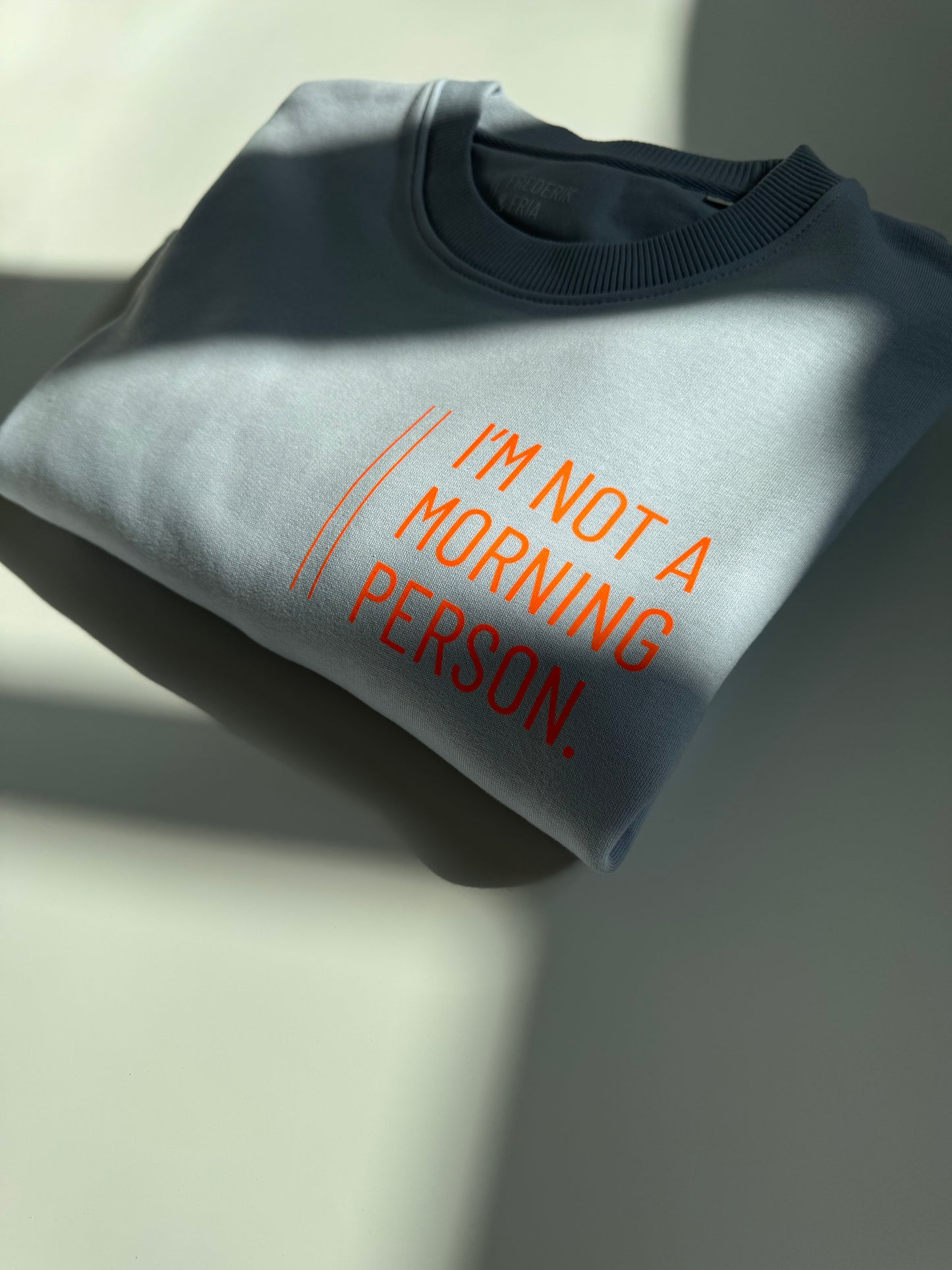 OVERSIZE Sweatshirt Frauen 'I'm not a morning person': Serene Blue / Neon Orange
